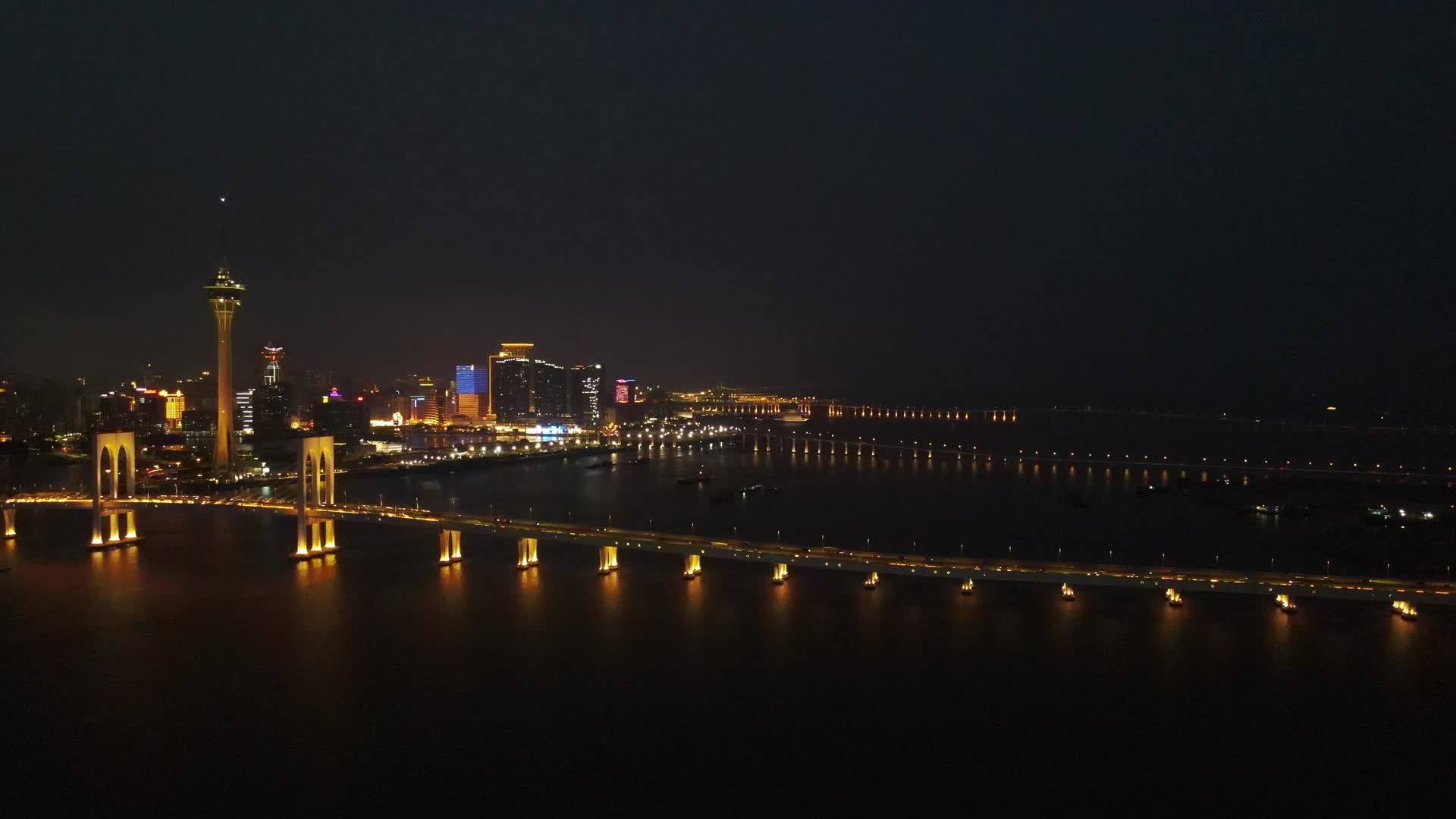航拍澳门塔西湾大桥夜景视频的预览图