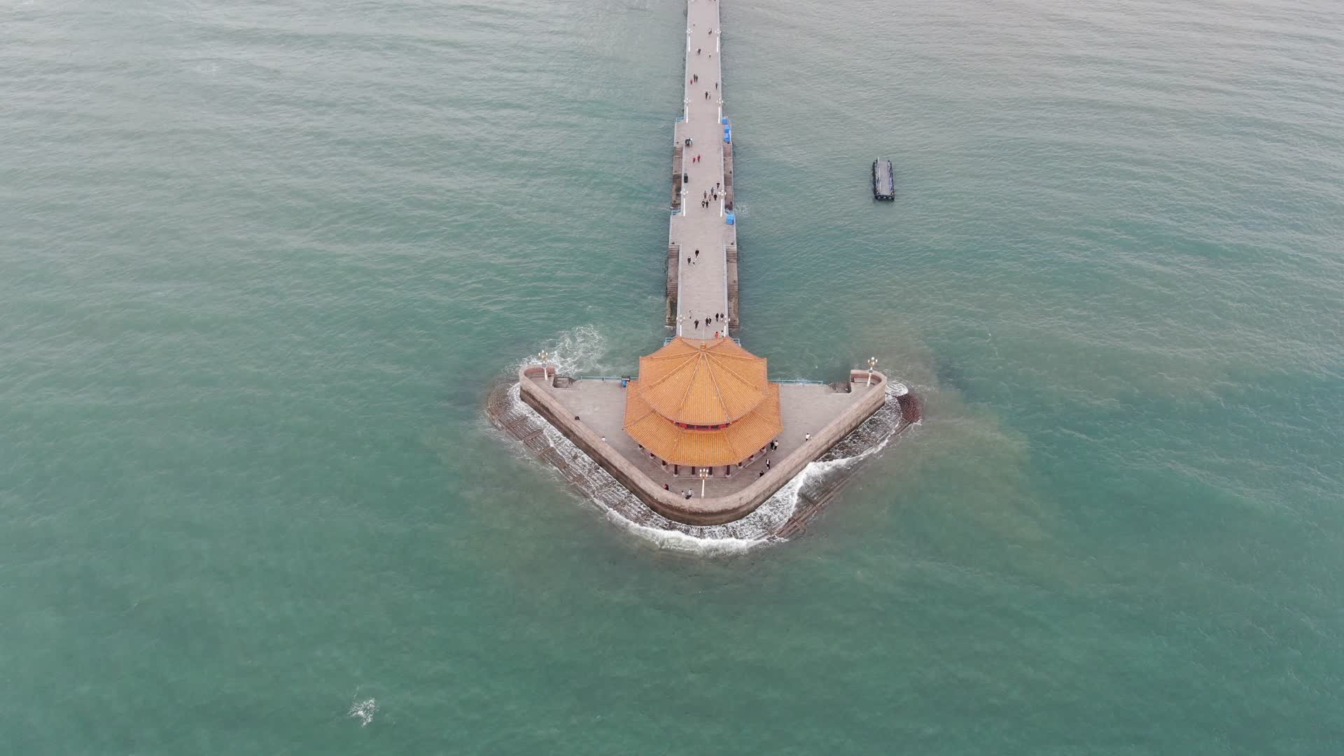 山东青岛海上栈桥风景区航拍视频的预览图