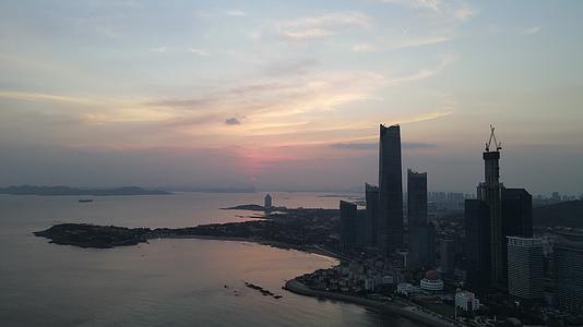 青岛城市海边日落晚霞航拍视频的预览图