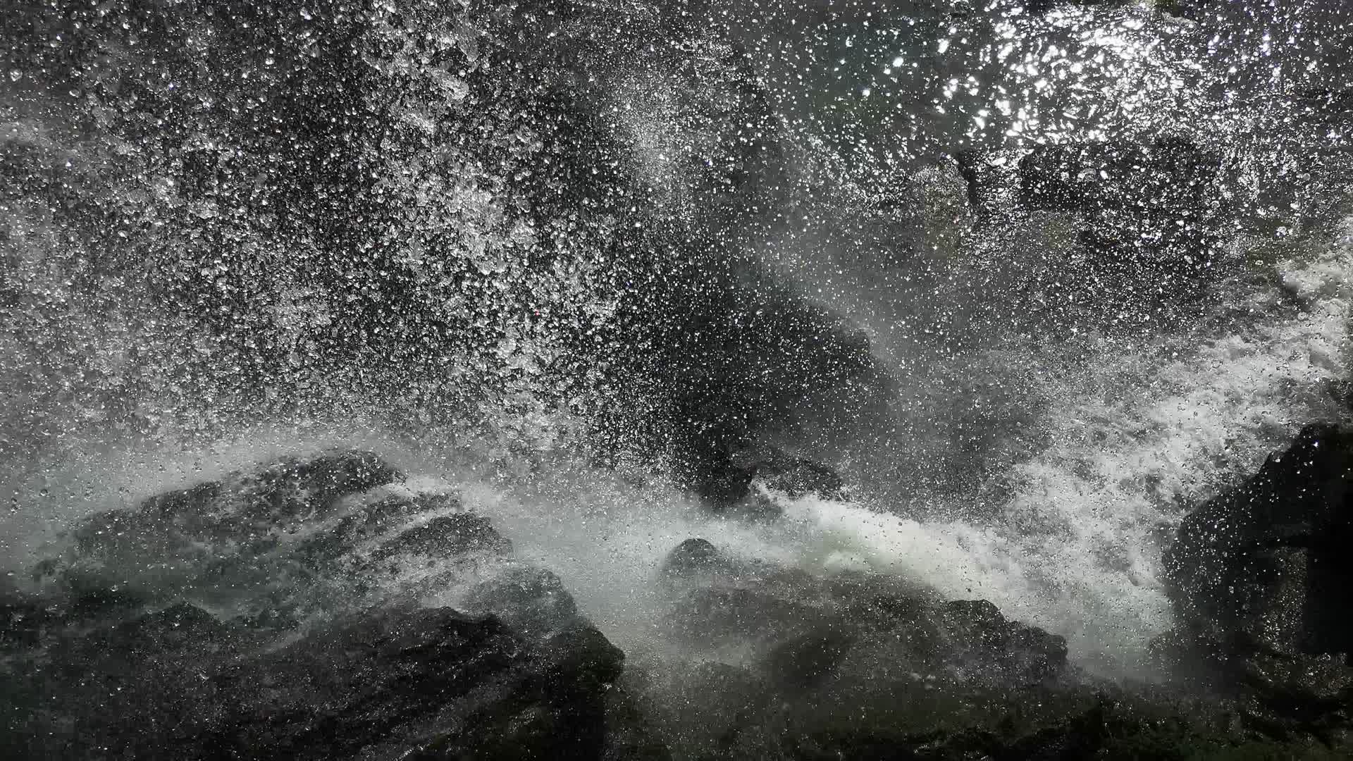 实拍瀑布流水视频的预览图