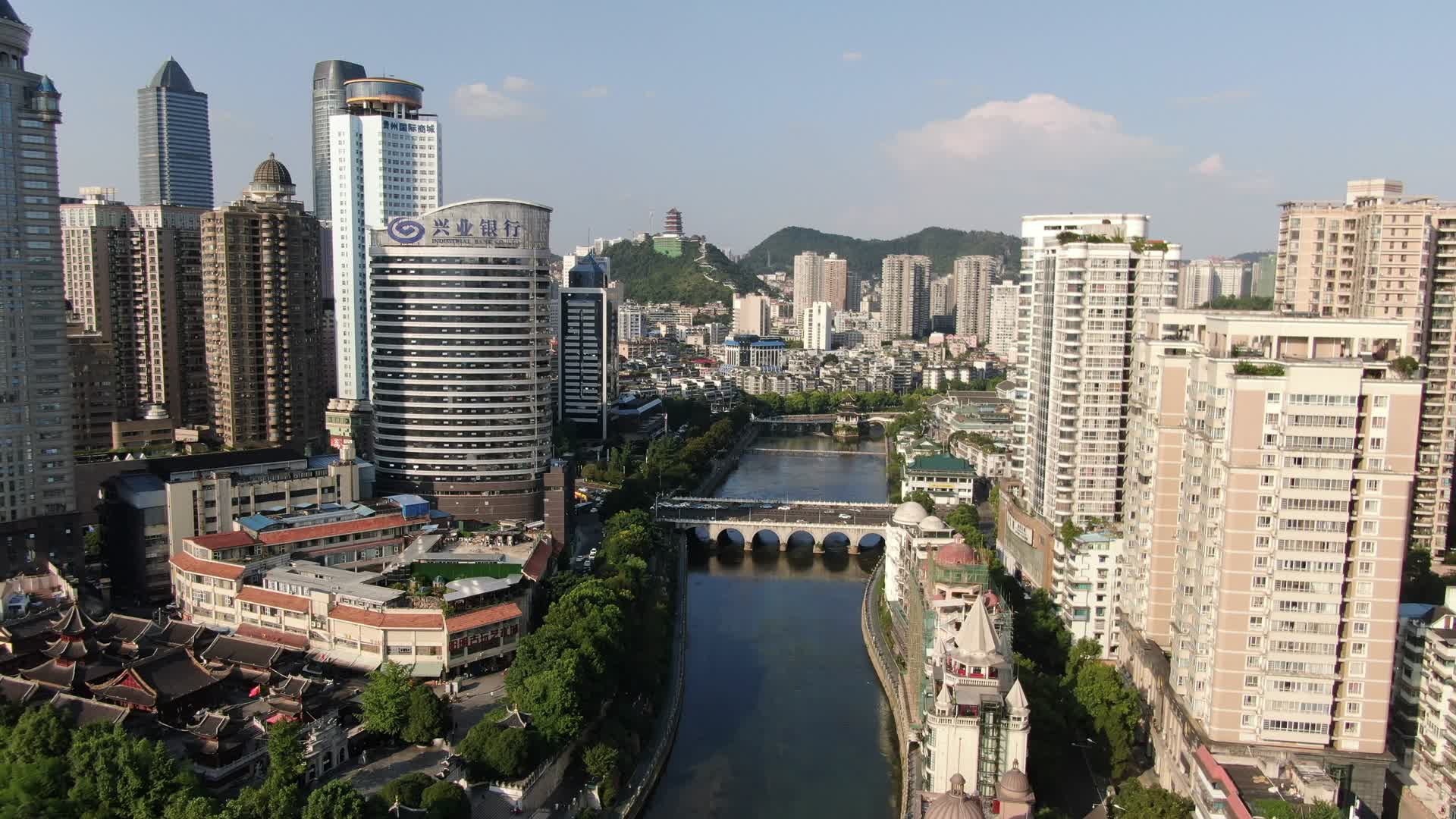 4K航拍贵州贵阳南明区南明湖城市风光视频的预览图