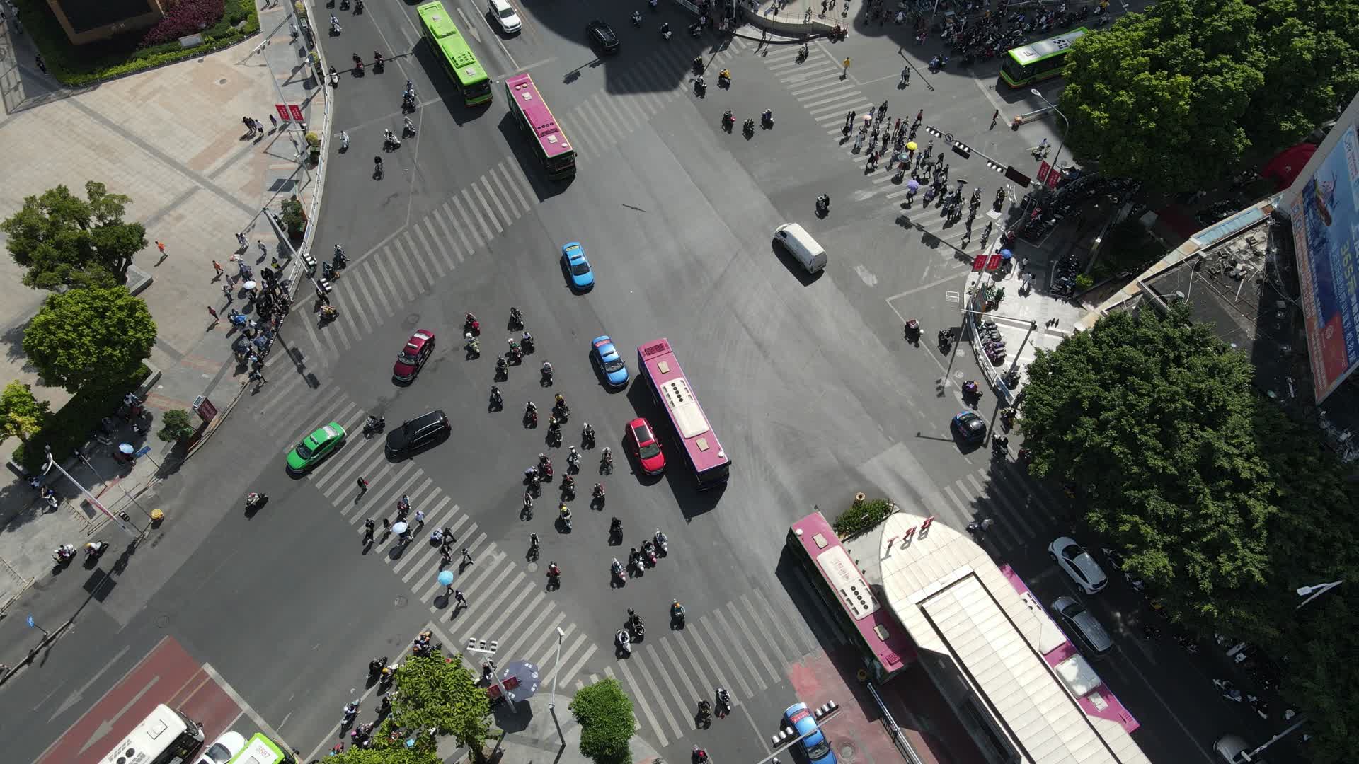 广西南宁城市交通车辆行驶视频的预览图