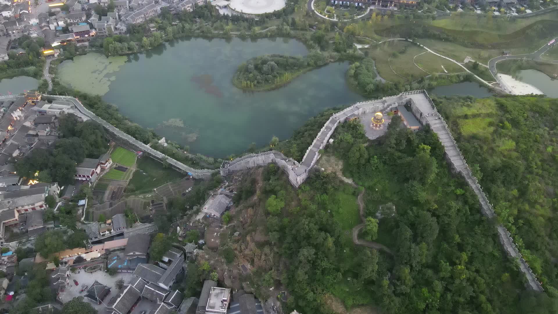 4K航拍贵州贵阳青岩古镇城墙视频的预览图