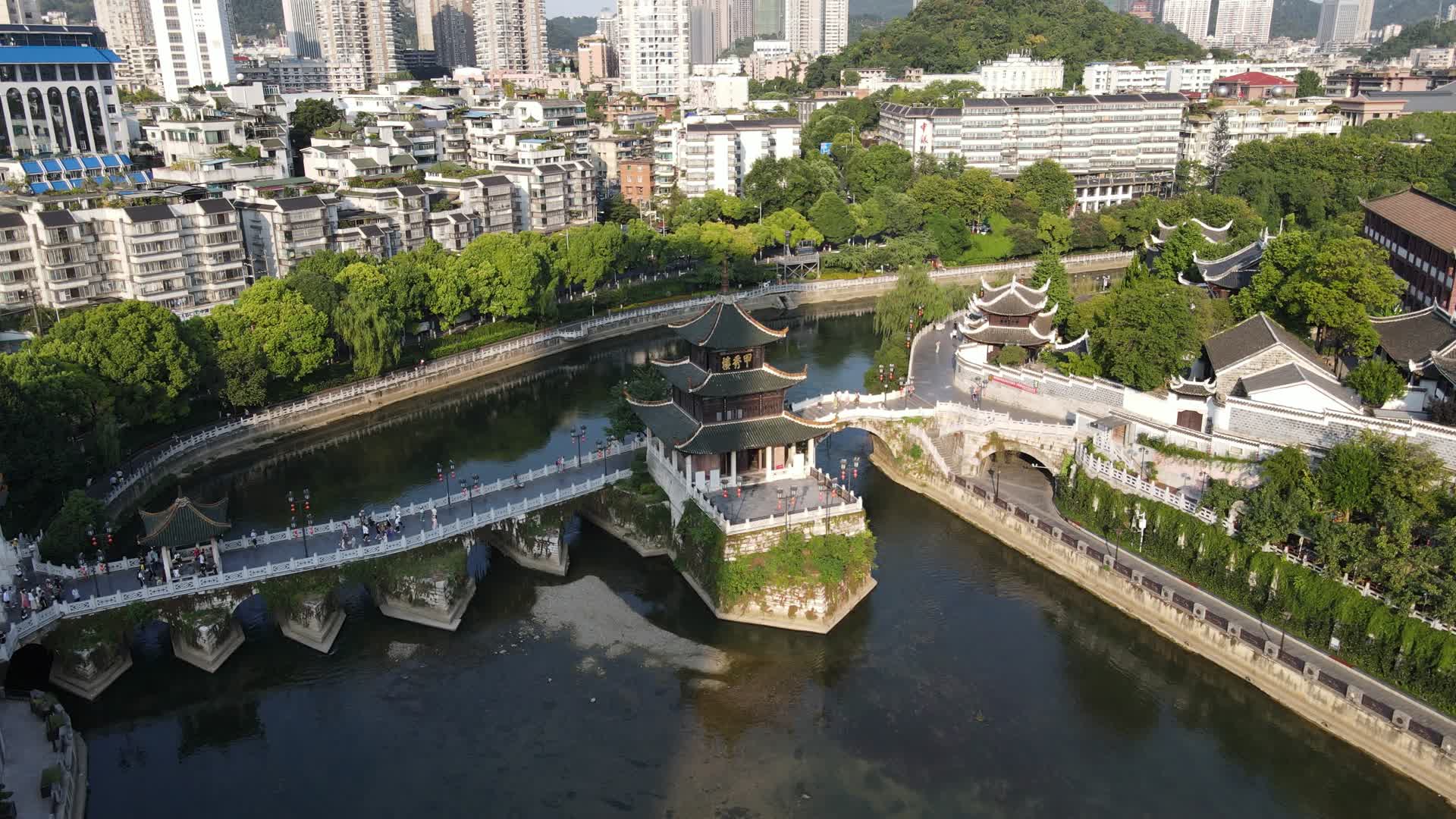 4K航拍贵州贵阳地标建筑甲秀楼视频的预览图