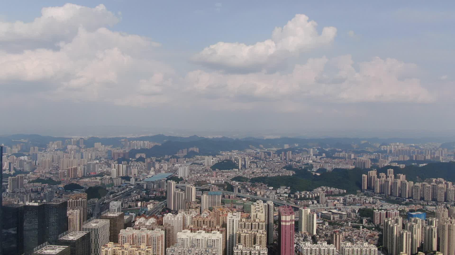 4K航拍贵州贵阳南明区城市天际线视频的预览图