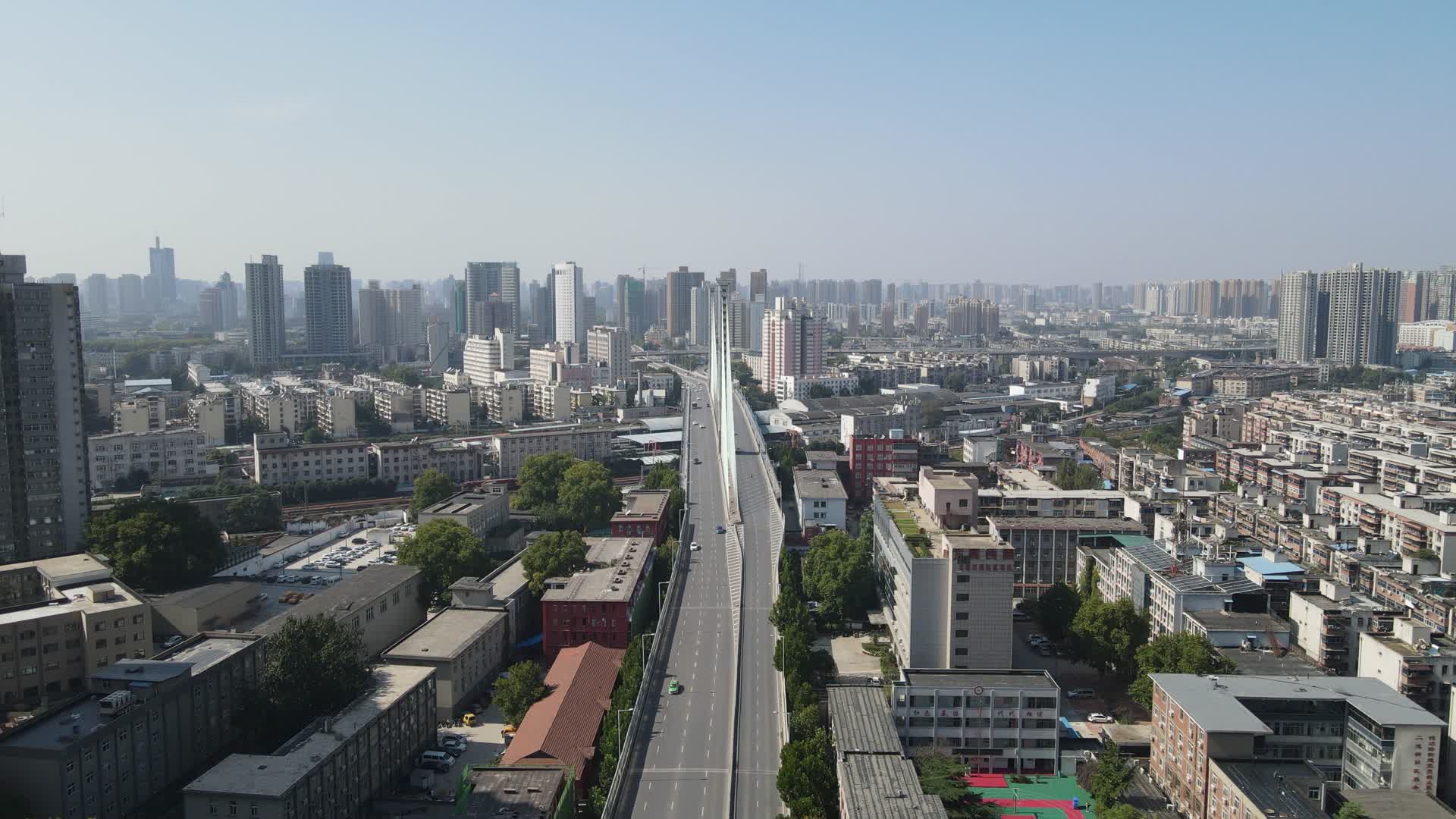 4K航拍河南郑州解放大桥视频的预览图