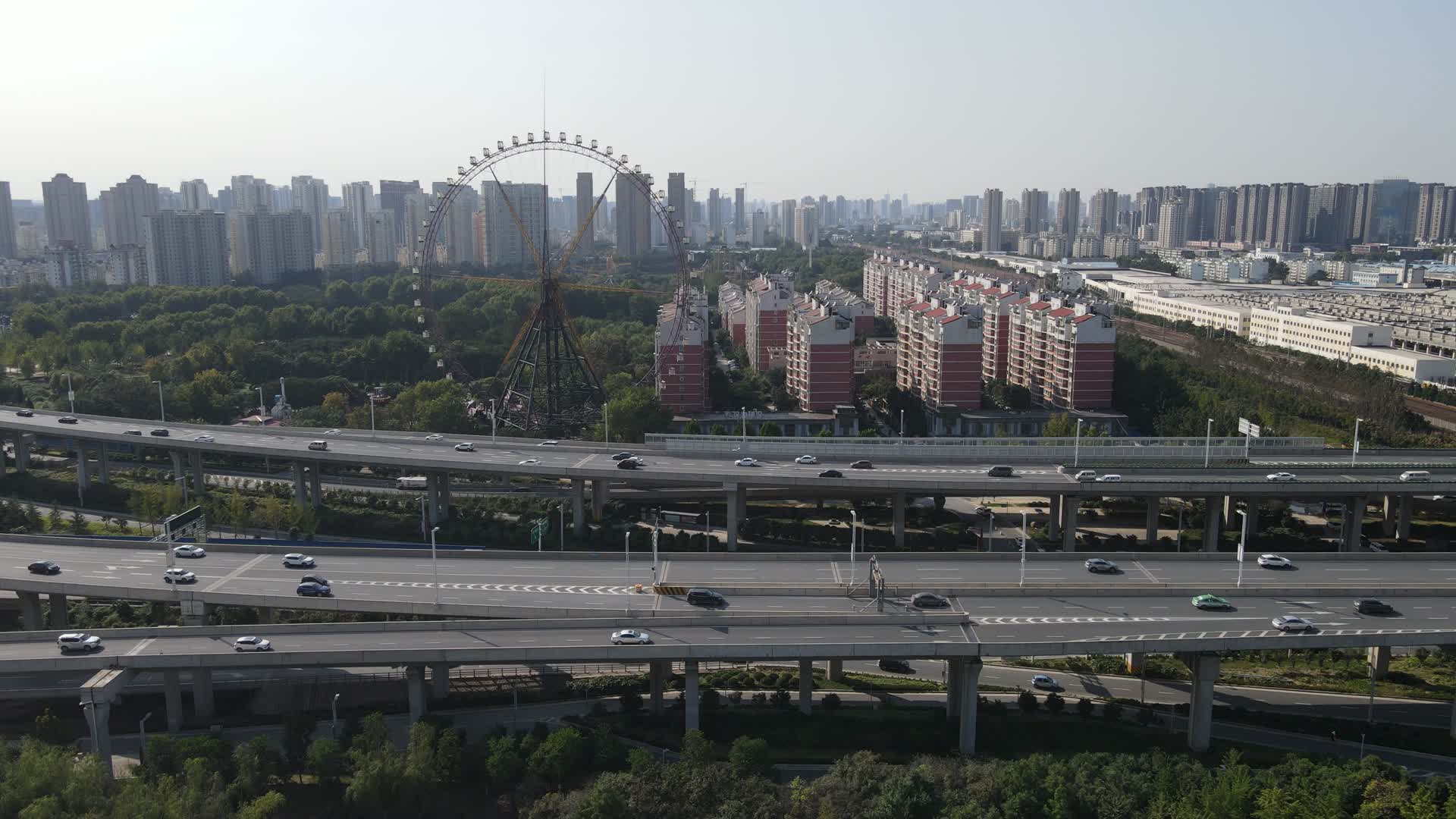 4K航拍河南郑州中州大道世纪公园视频的预览图
