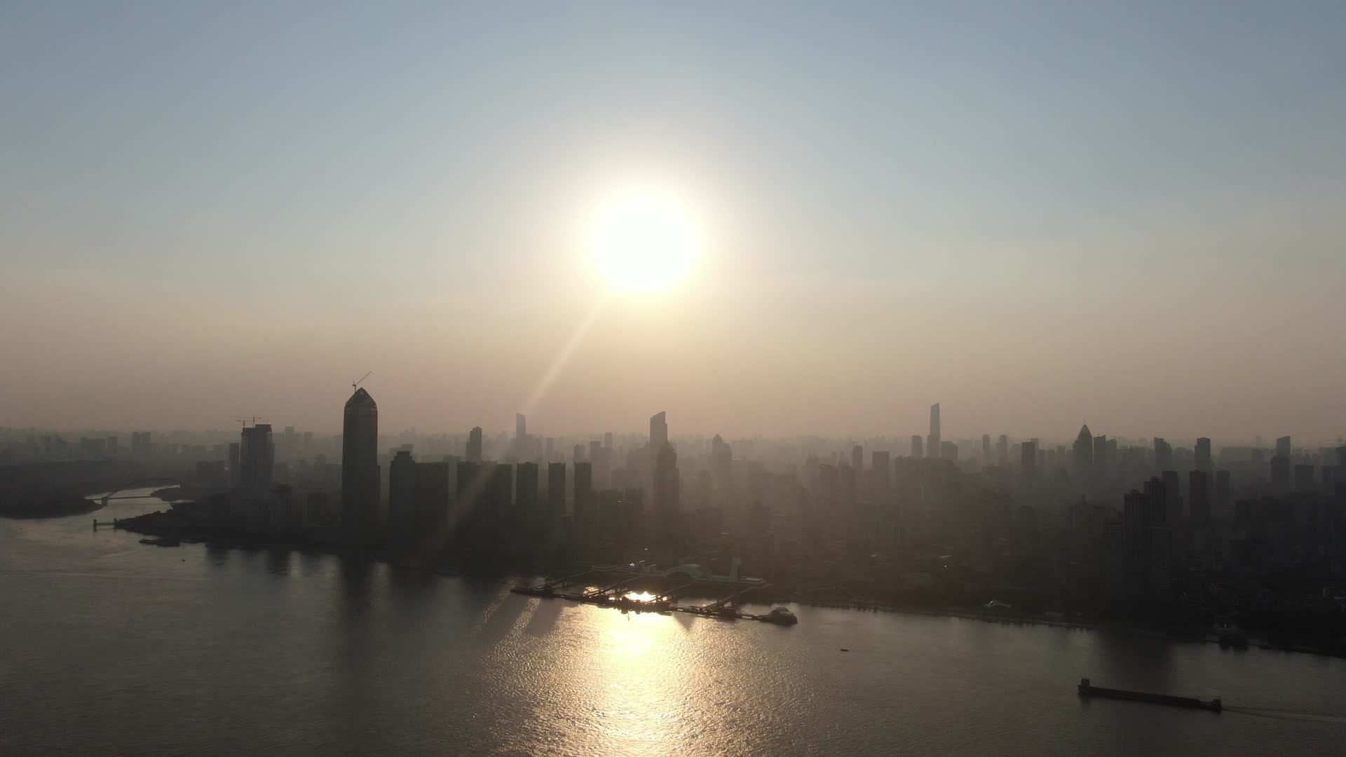 4K航拍湖北武汉夕阳城市剪影视频的预览图