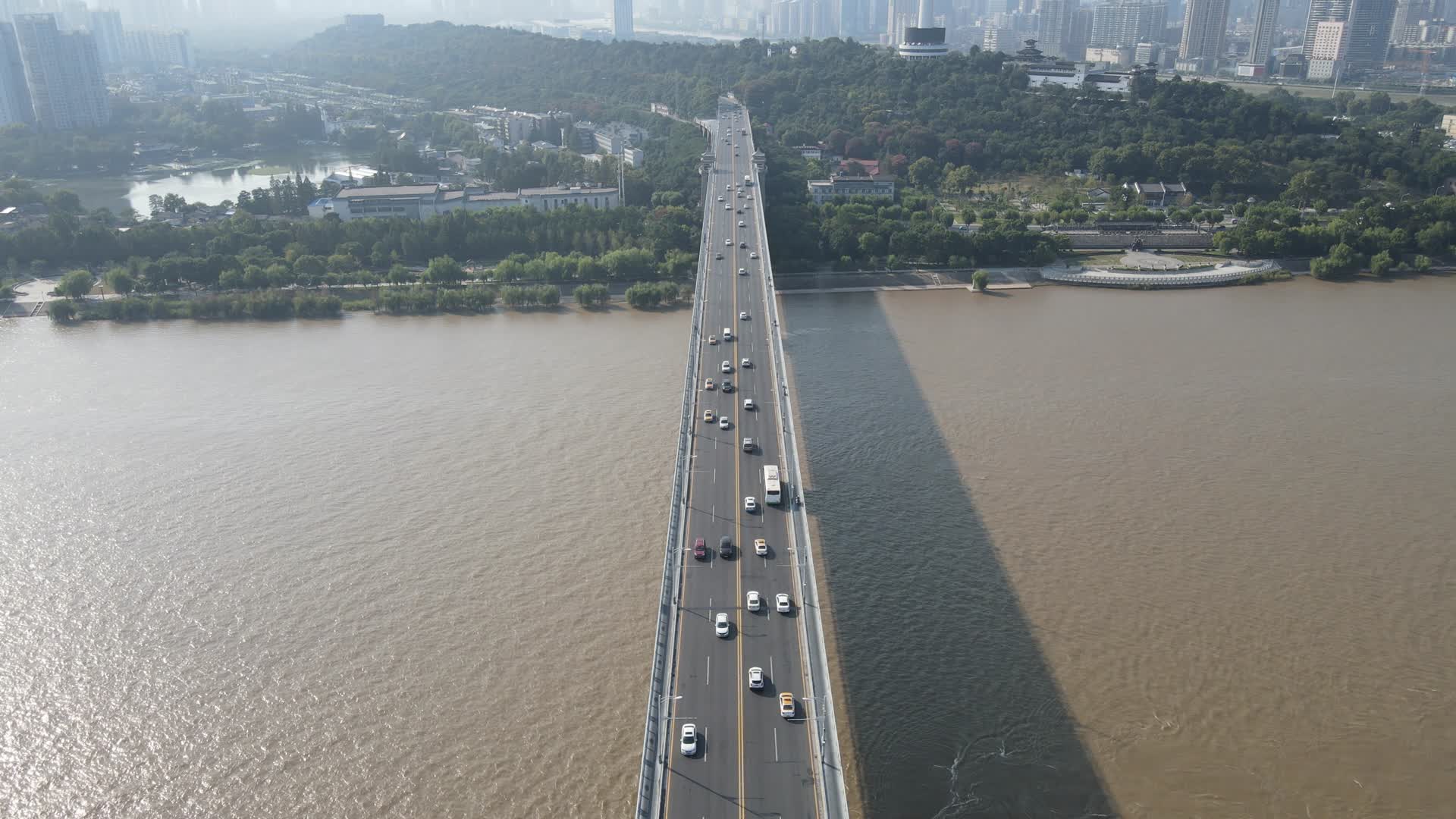 4K航拍湖北武汉长江大桥视频的预览图