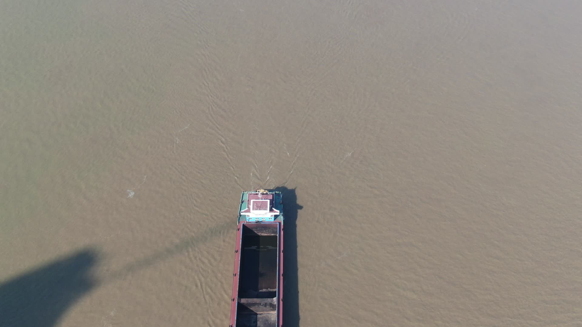 4K航拍湖北武汉长江水运货船视频的预览图