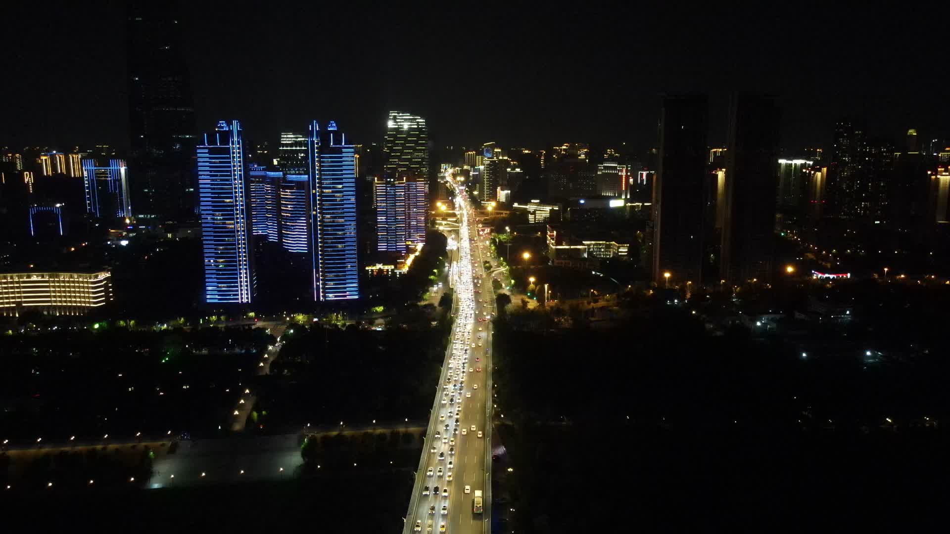 4K航拍郑州交通车流中州大道夜景视频的预览图
