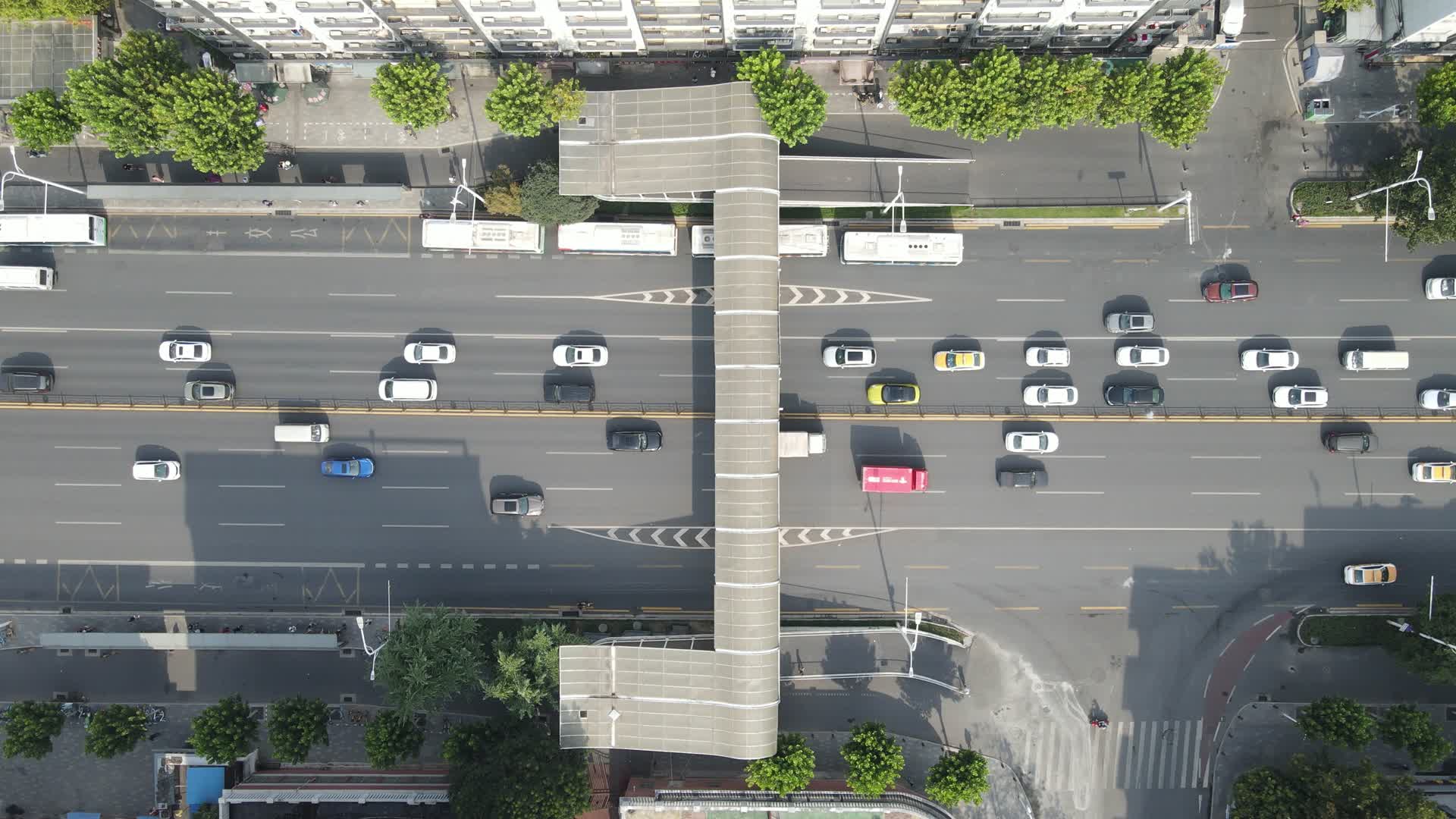 4K航拍湖北武汉解放大道车流人行天桥视频的预览图