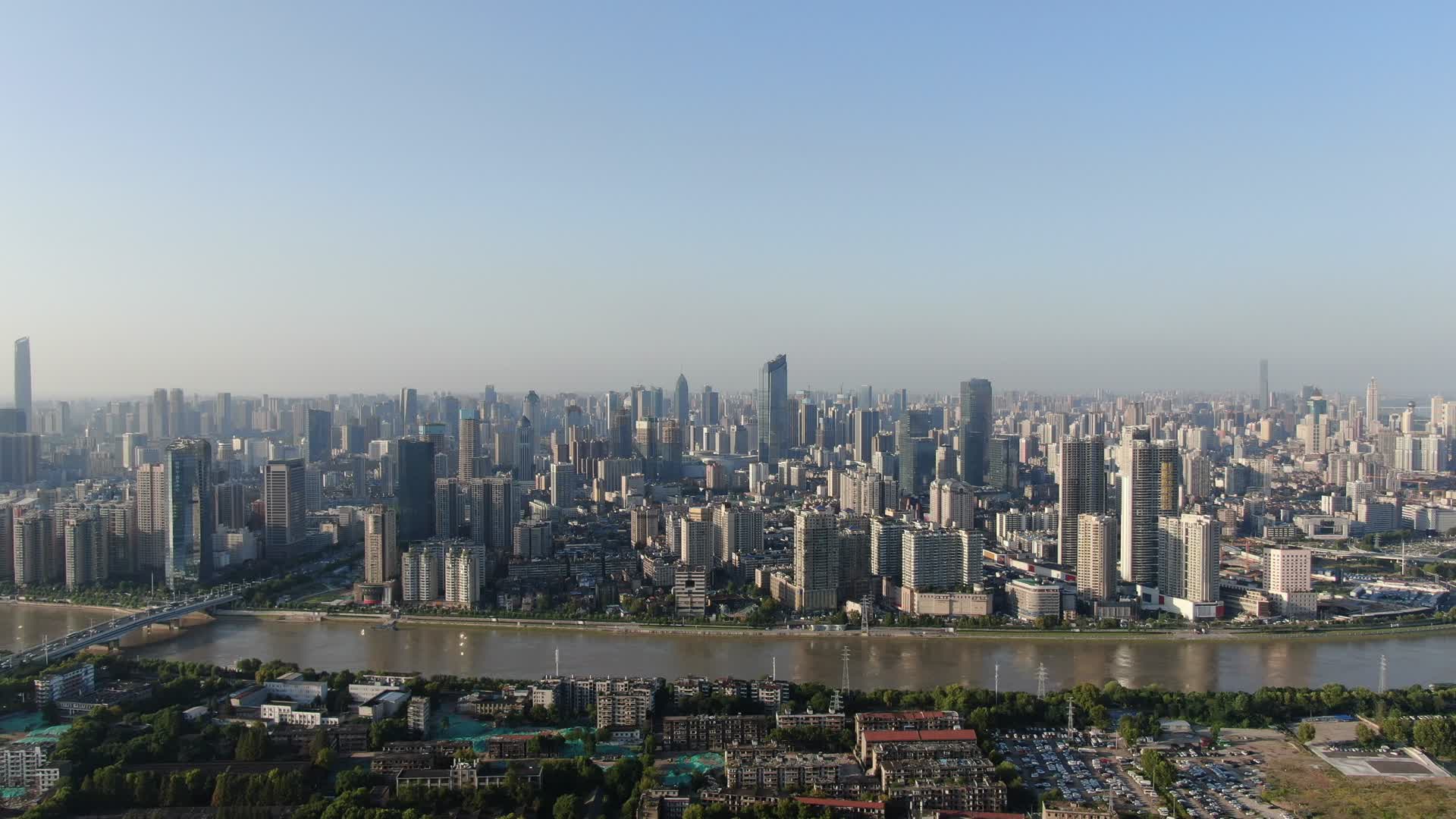 4K航拍湖北武汉汉口城市天际线视频的预览图