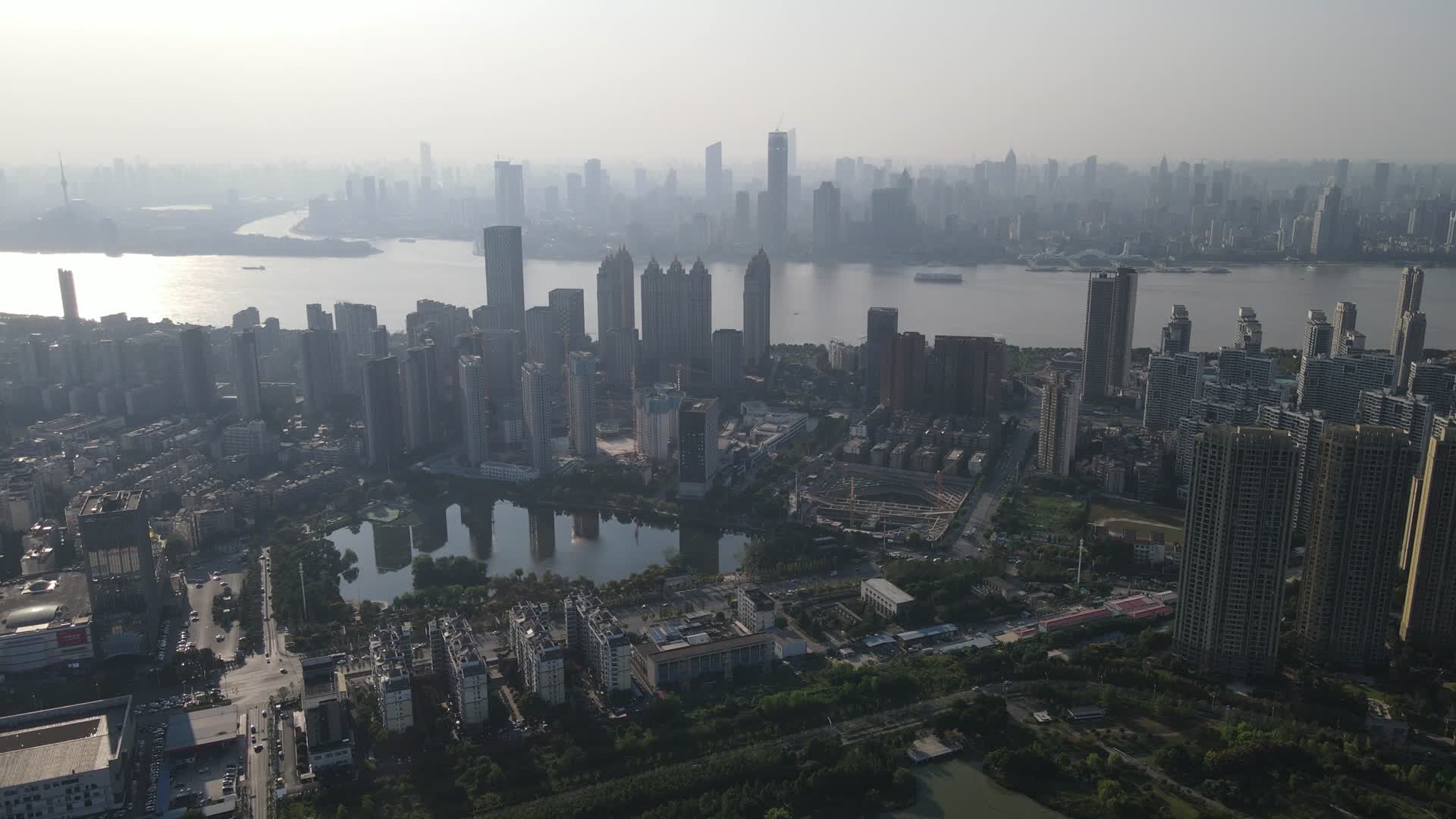 4K航拍湖北武汉金融中心CBD高楼视频的预览图