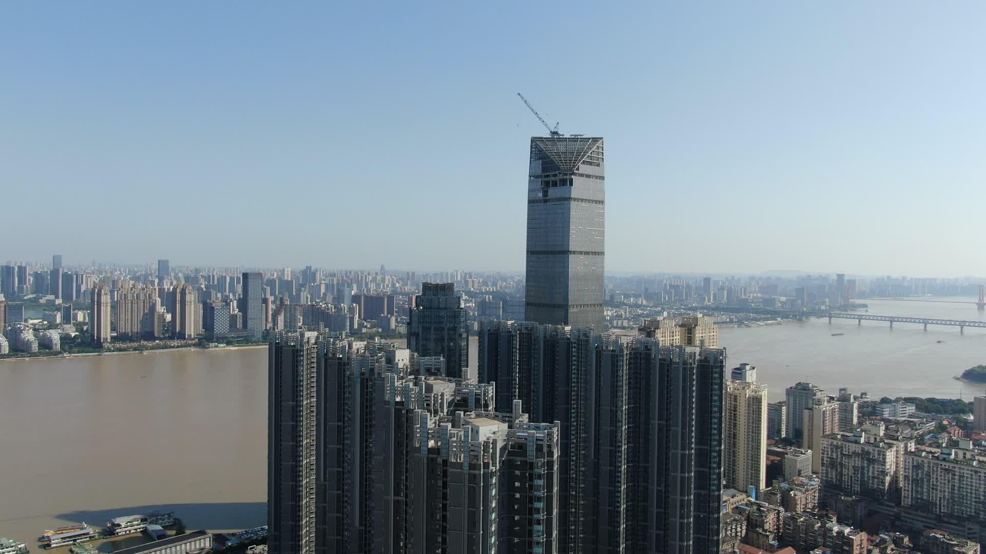 4K航拍湖北武汉汉口长航中心CBD高楼视频的预览图