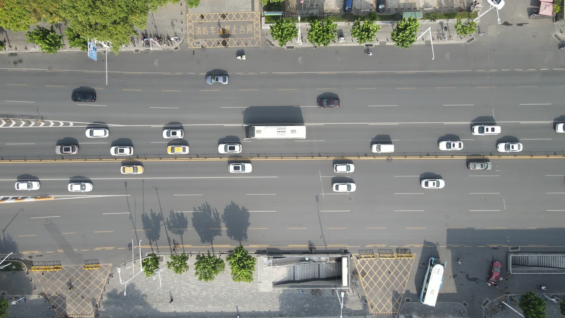 4K航拍城市大道交通车流视频的预览图