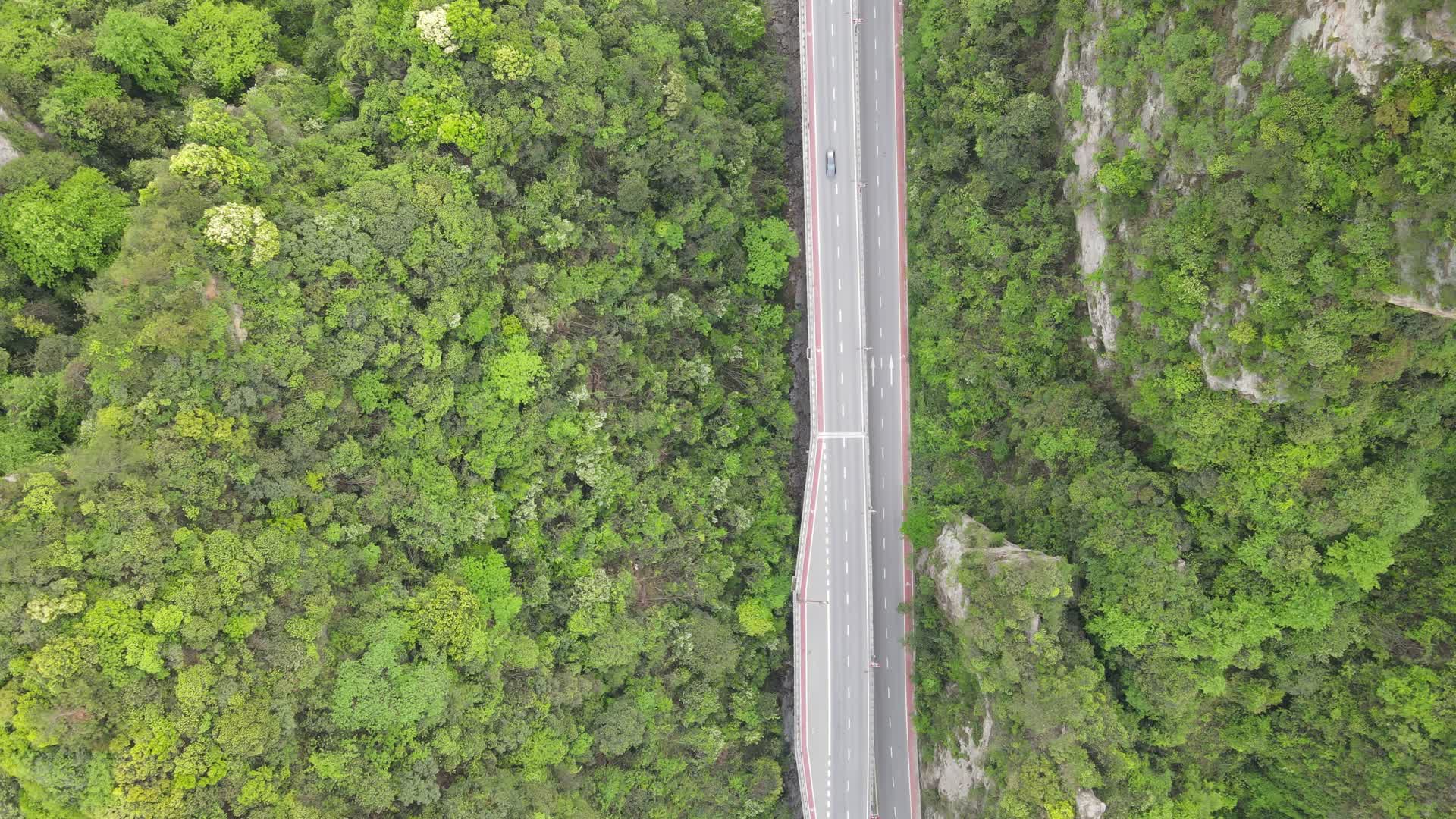 4K航拍唯美峡谷中的交通公路视频的预览图