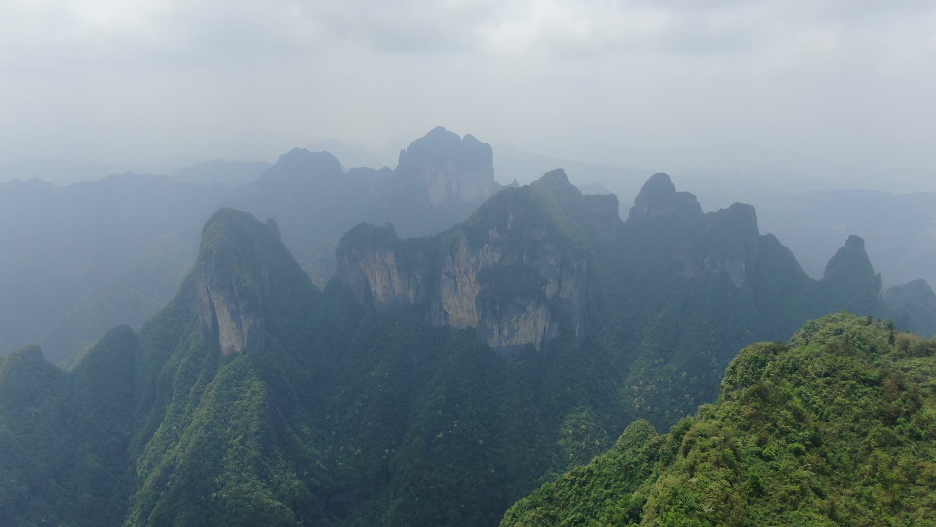 4K航拍大山悬崖峭壁自然风光视频的预览图