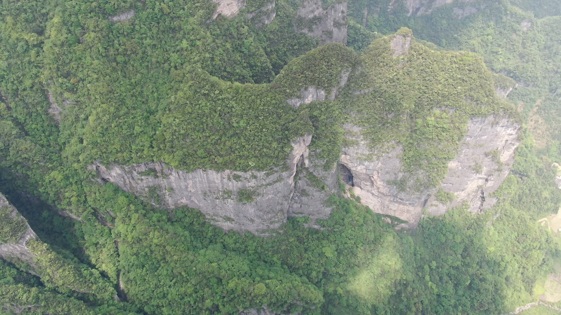 4K航拍自然风光大山悬崖视频的预览图