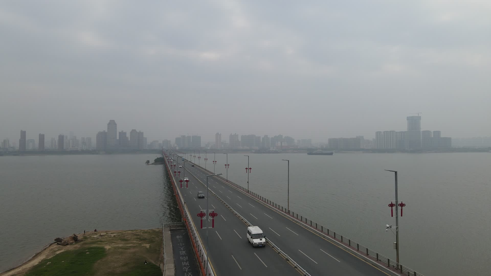 江西南昌朝阳大桥交通航拍视频的预览图
