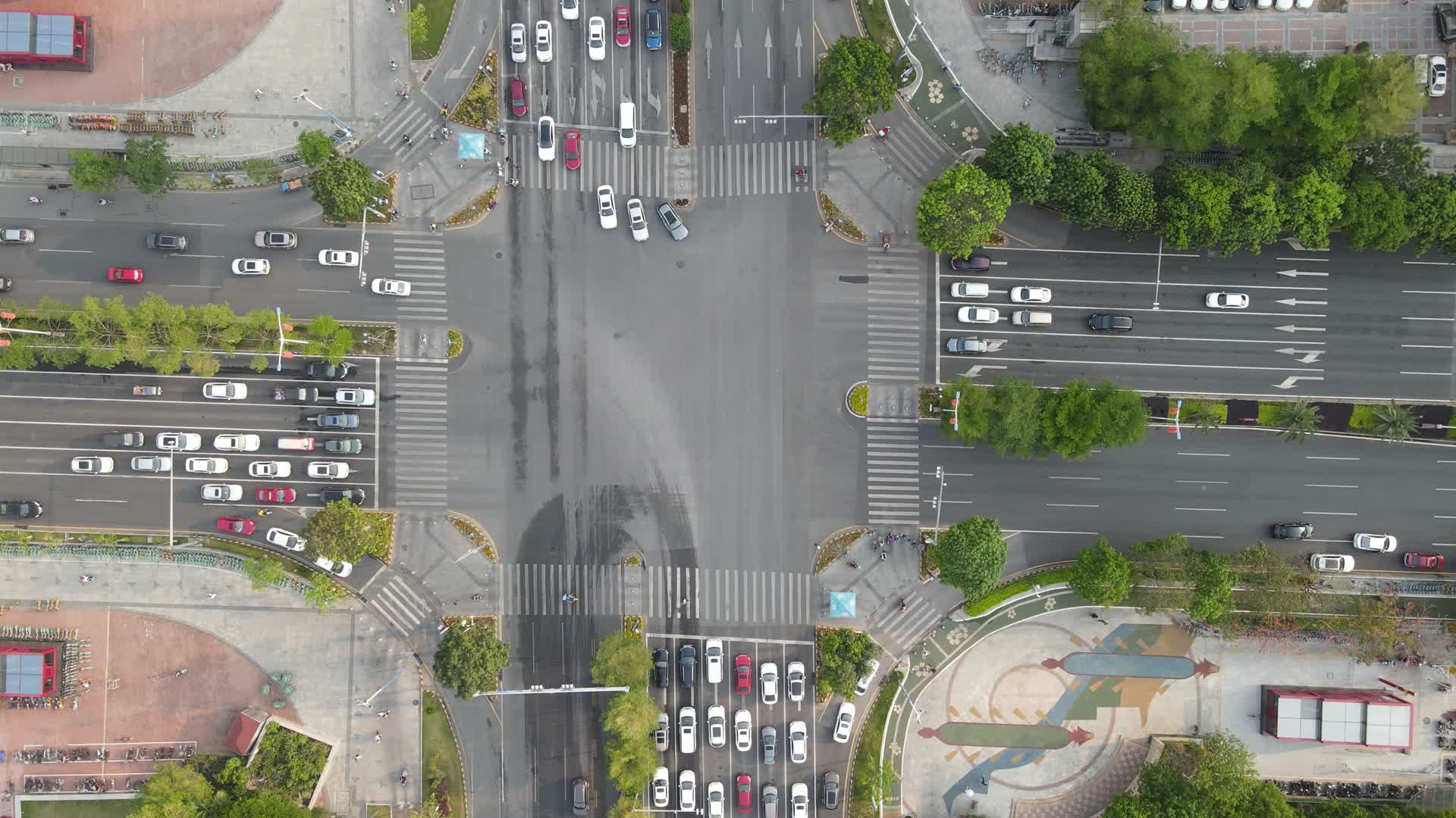 俯拍城市交通十字交叉路口视频的预览图