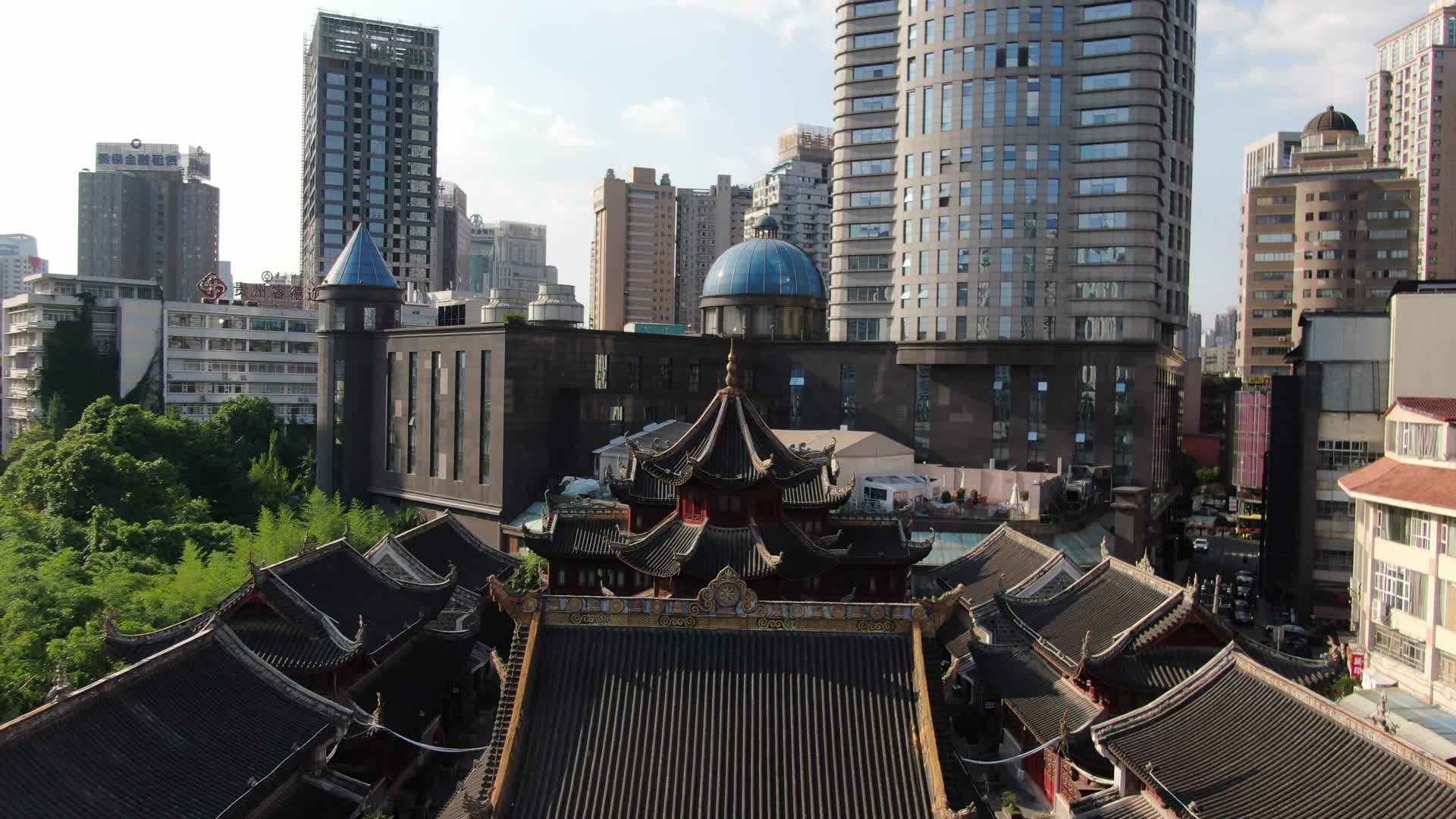 4K航拍贵州贵阳黔明古寺视频的预览图