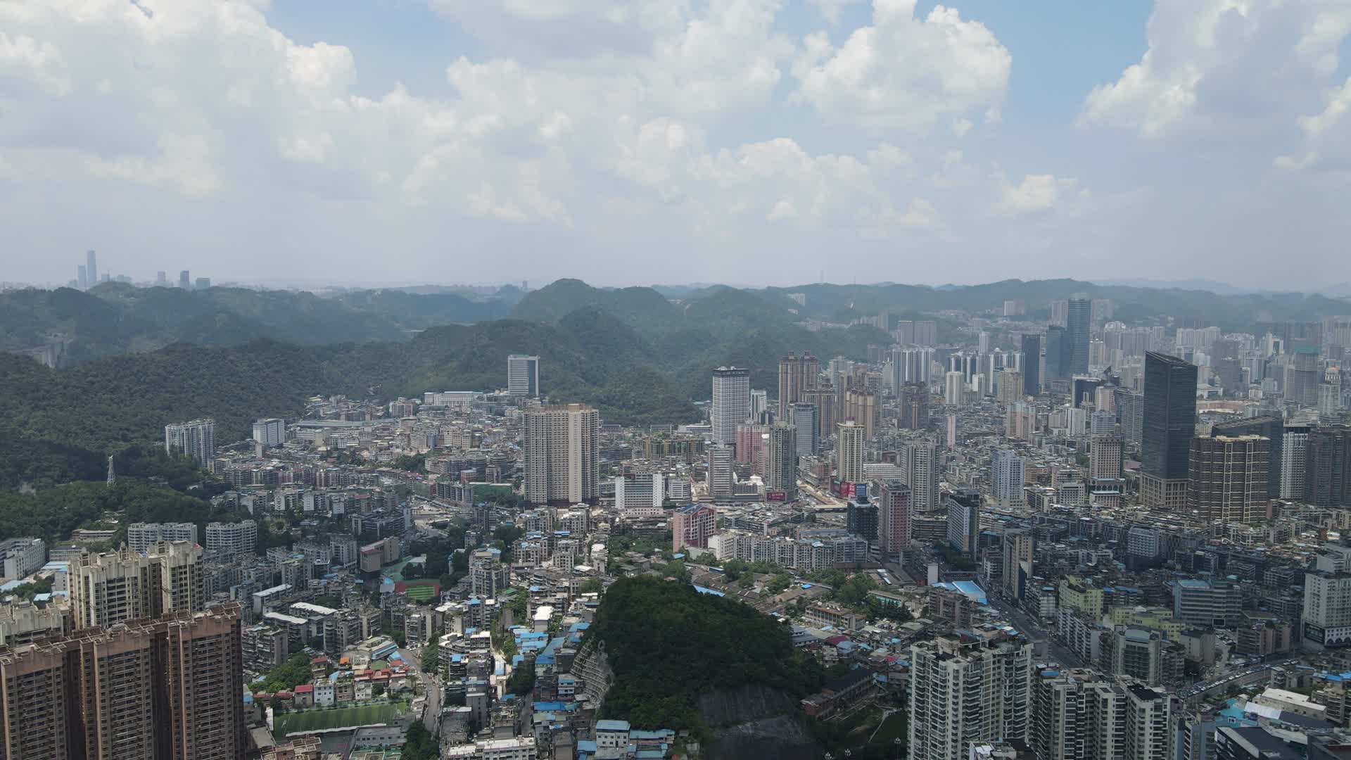 4K航拍贵州贵阳城市风光视频的预览图