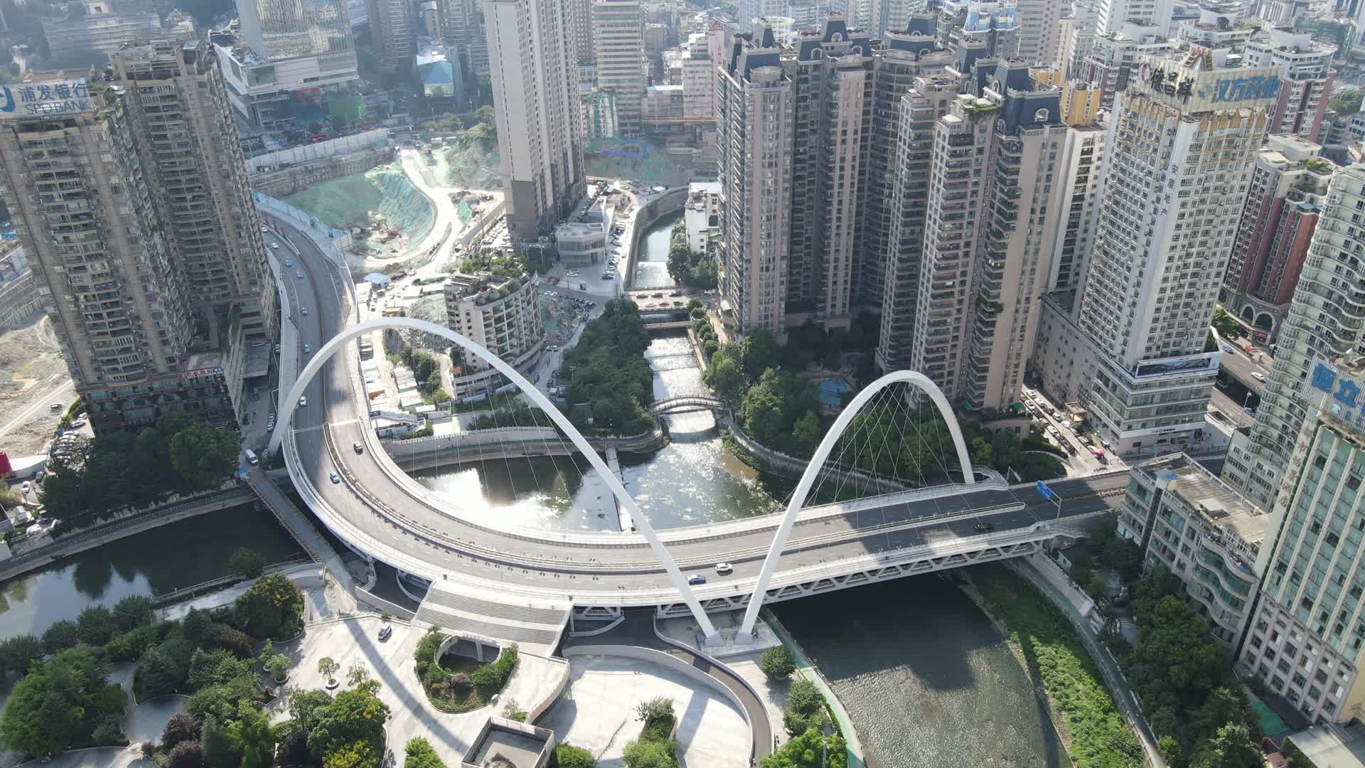 4K航拍贵州贵阳筑城广场大桥视频的预览图