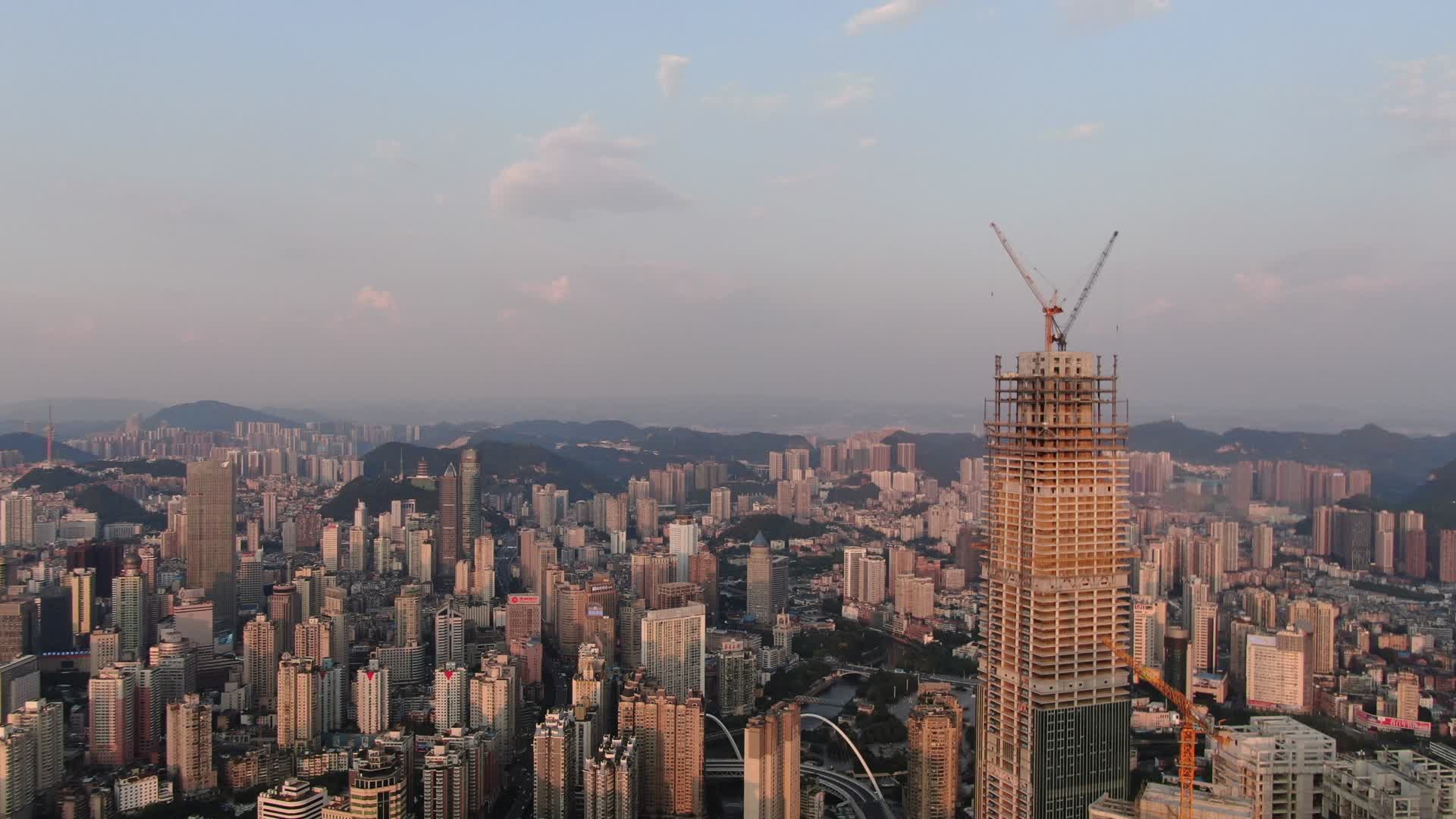 4K航拍贵州贵阳中心南明区高楼视频的预览图