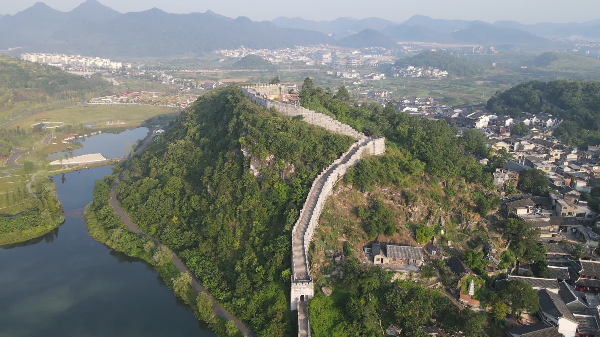 4K航拍贵州贵阳青岩古镇防御城墙视频的预览图