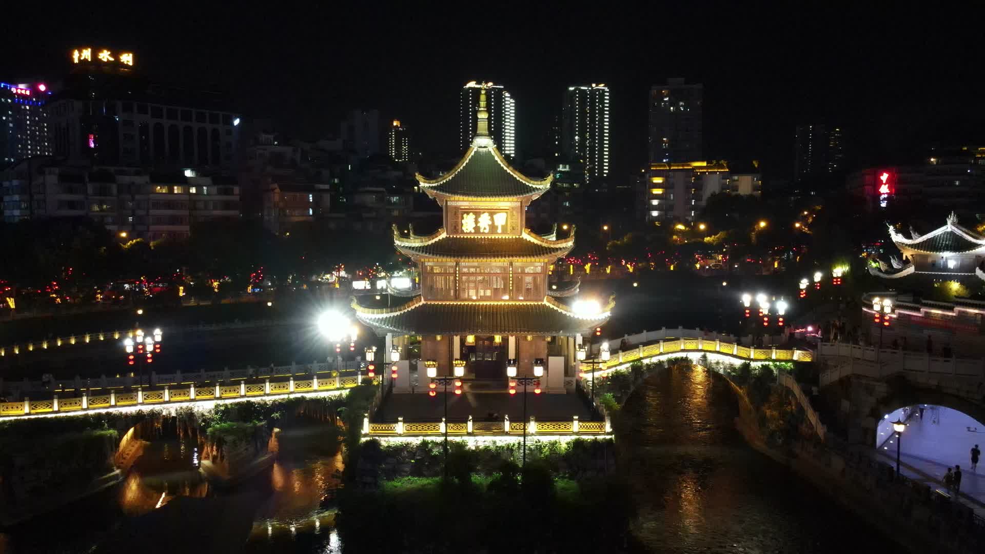 4K航拍贵州贵阳地标甲秀楼夜景视频的预览图
