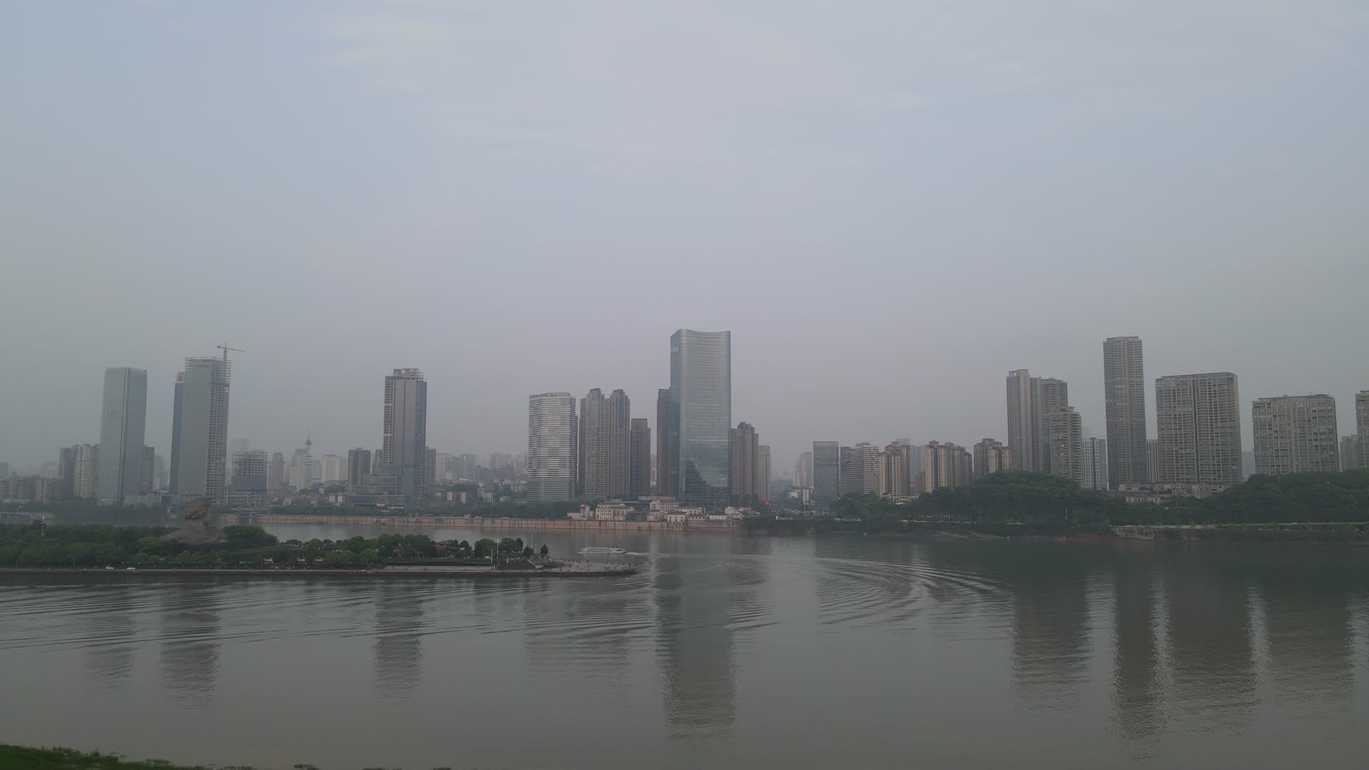 湖南长沙城市雾霾天气航拍视频的预览图