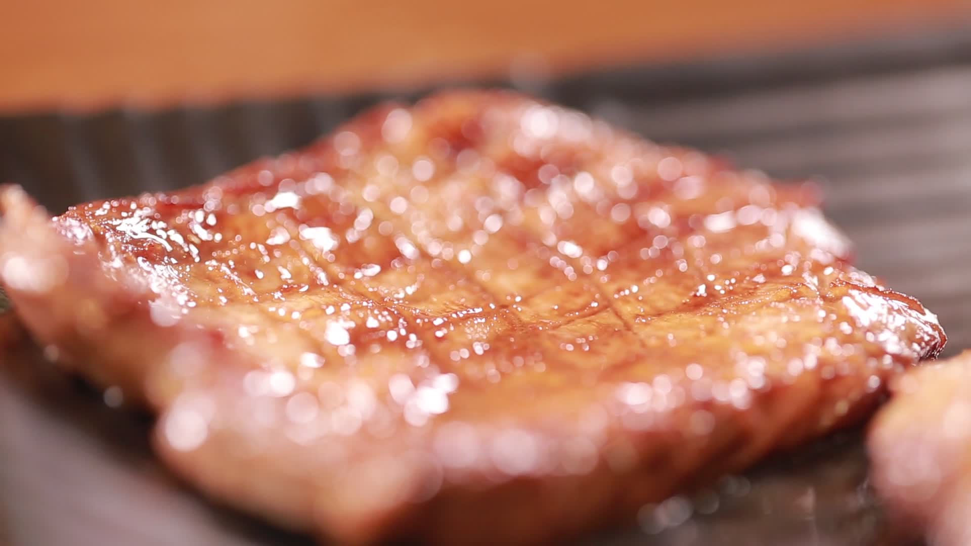 多汁烤肉牛排肉质视频的预览图