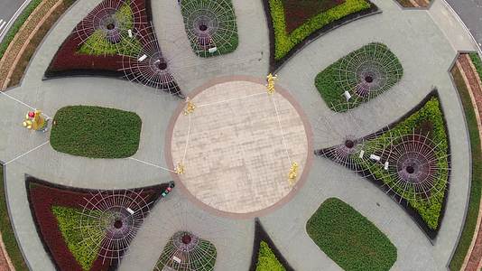 航拍城市圆形绿化建筑视频的预览图