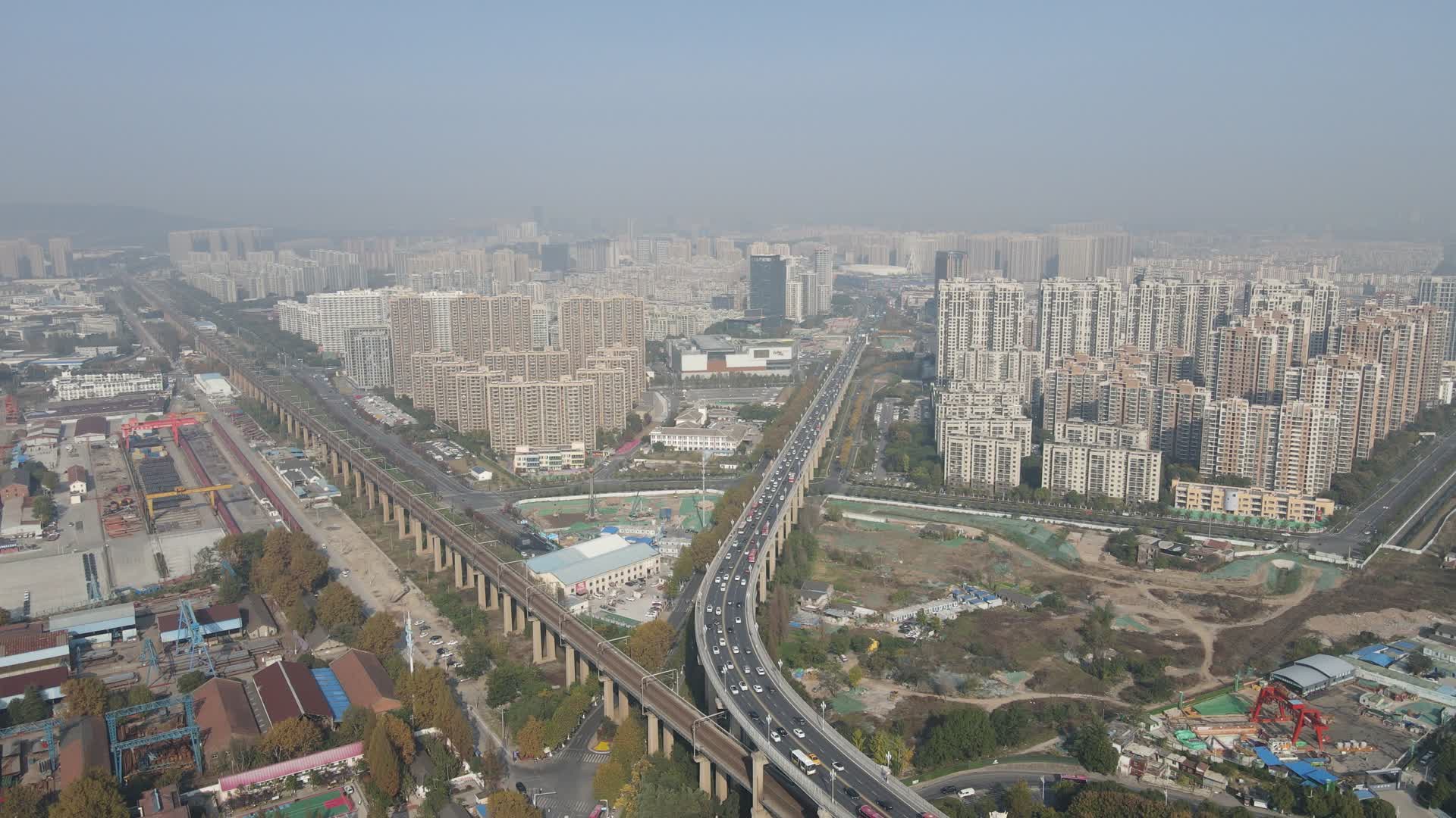 4K航拍江苏南京城市交通大道车流视频的预览图