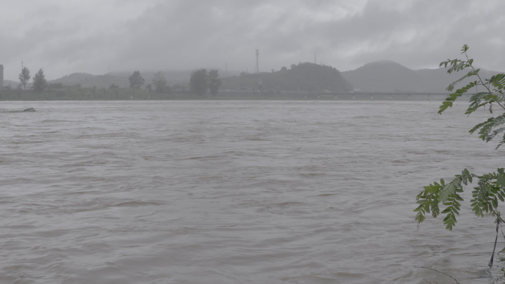 山区洪水视频的预览图