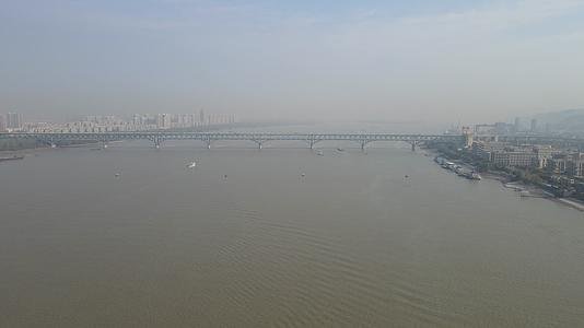 4K航拍江苏南京长江大桥视频的预览图