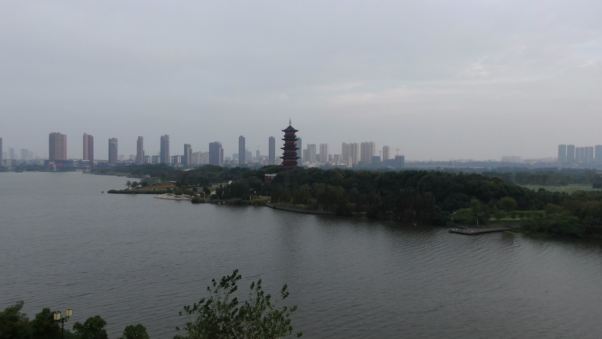 江西南昌象湖公园万寿塔航拍视频的预览图