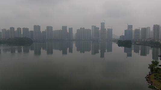 湖南长沙雾霾天气航拍视频的预览图