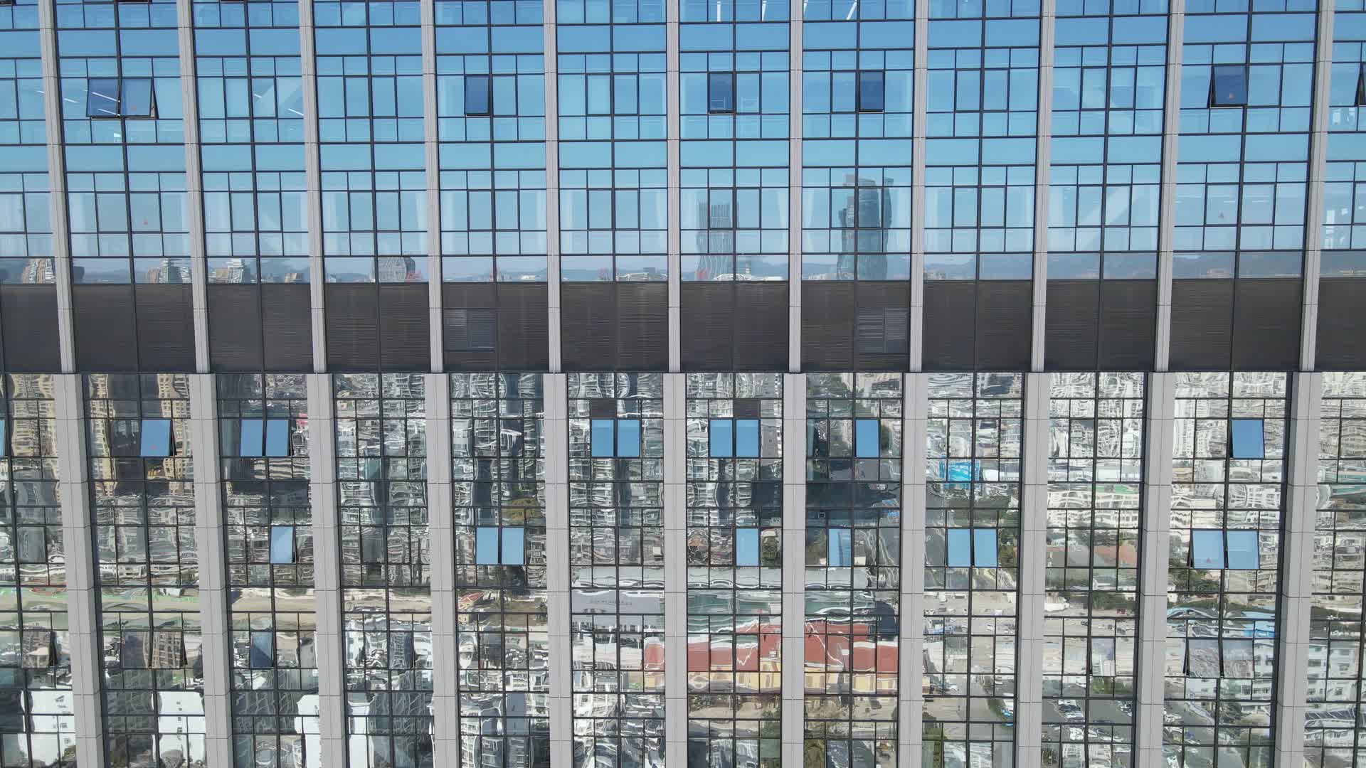 云南昆明恒隆广场航拍视频的预览图