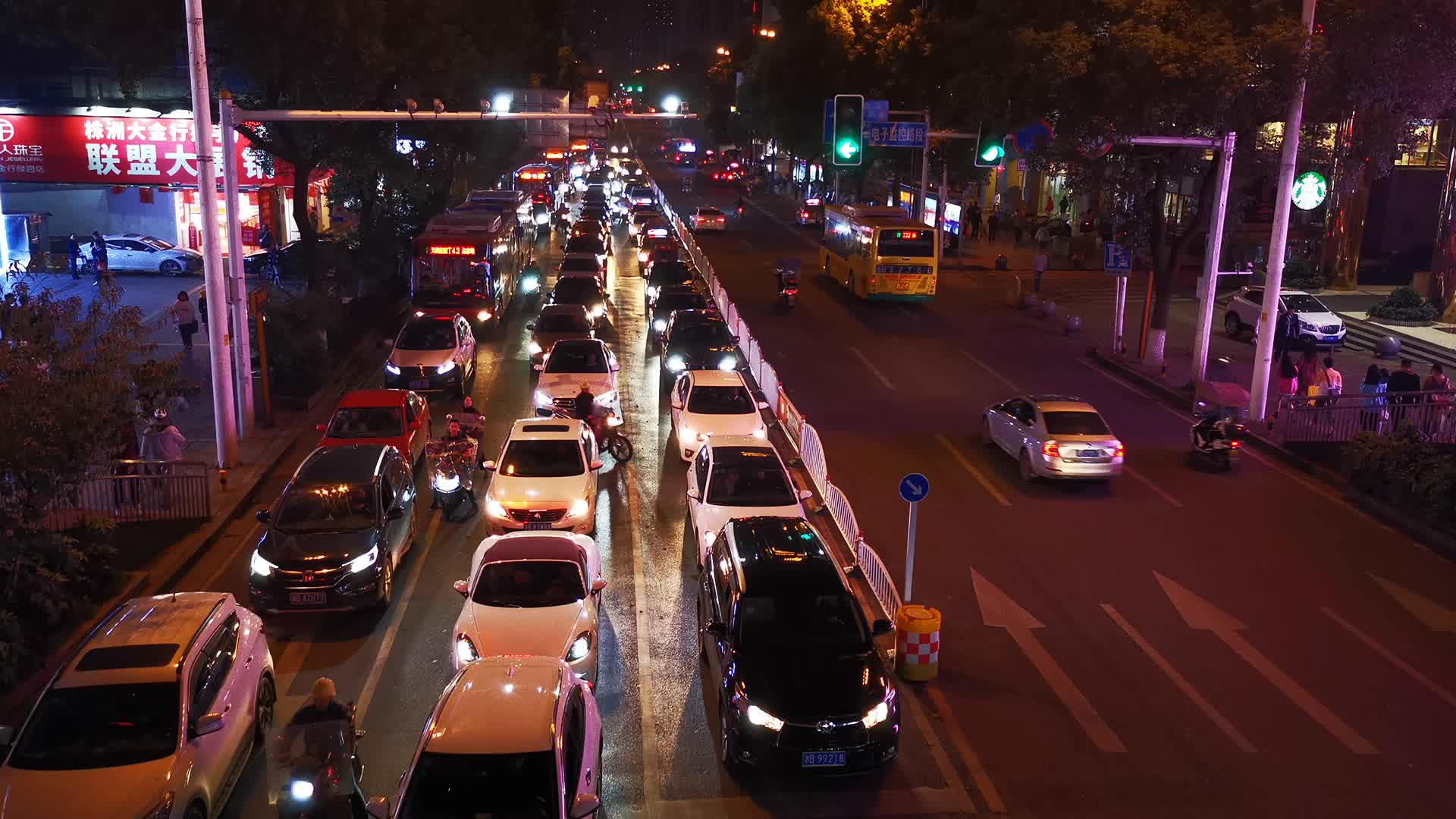 城市夜晚拥堵交通霓虹灯视频的预览图