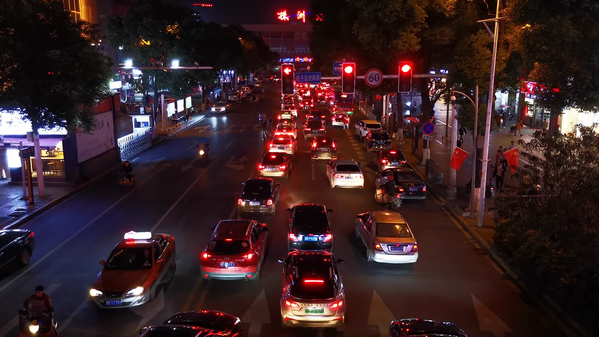 城市交通霓虹灯拥堵交通视频的预览图