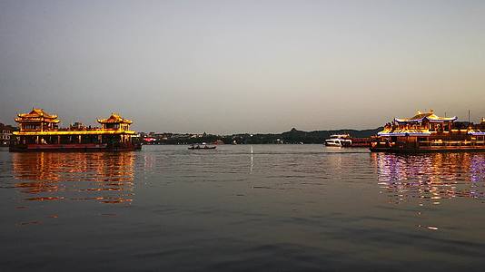 杭州西湖游船夜景视频的预览图