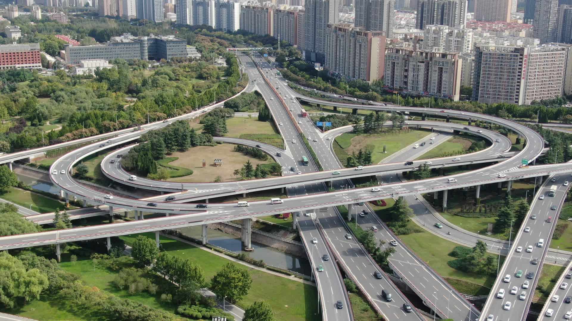 4K航拍河南郑州高架桥交通视频的预览图