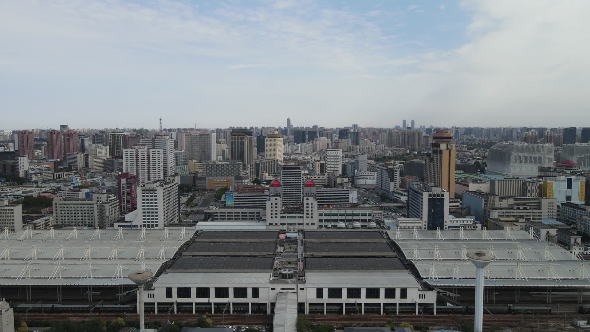 4K航拍河南郑州站火车站视频的预览图
