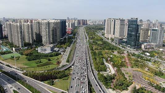 4K航拍河南郑州城市拥堵交通视频的预览图