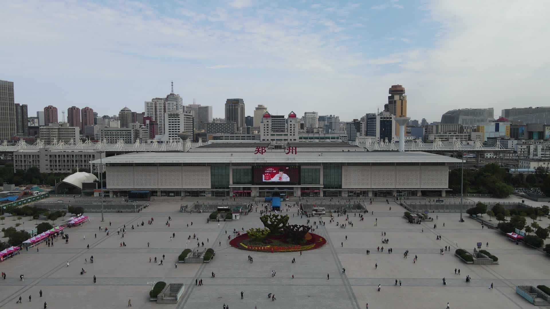 4K航拍河南郑州站火车站视频的预览图