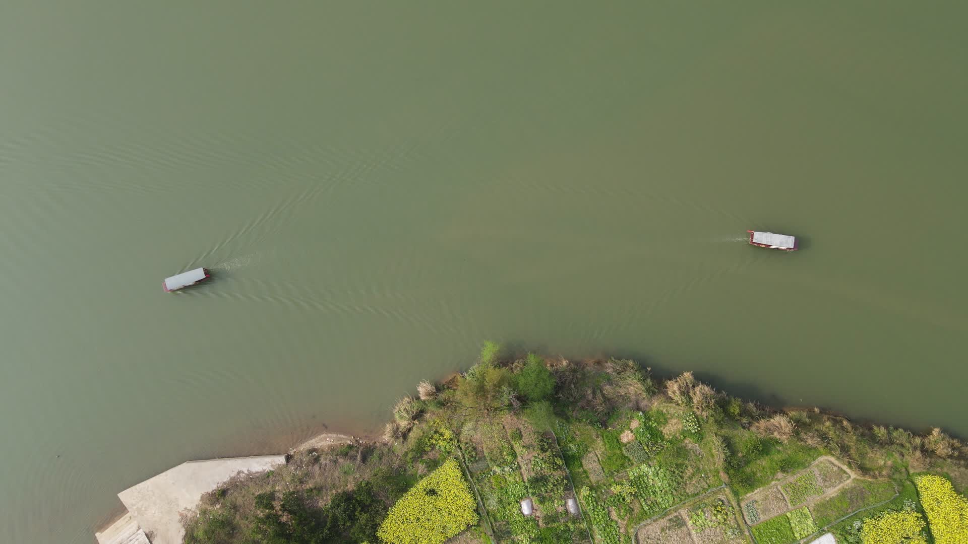 4K航拍清澈湖面行驶船只视频的预览图