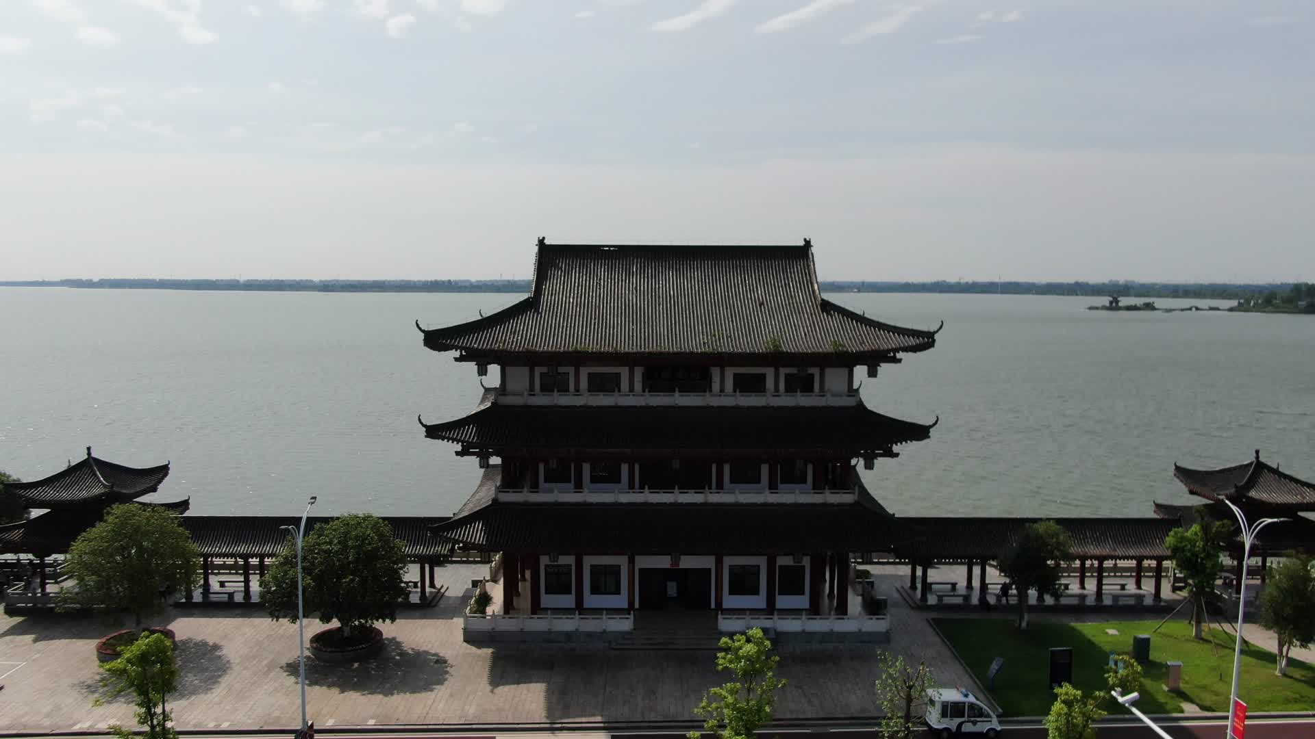 4K航拍湖南常德柳叶湖景区司马楼古建筑视频的预览图