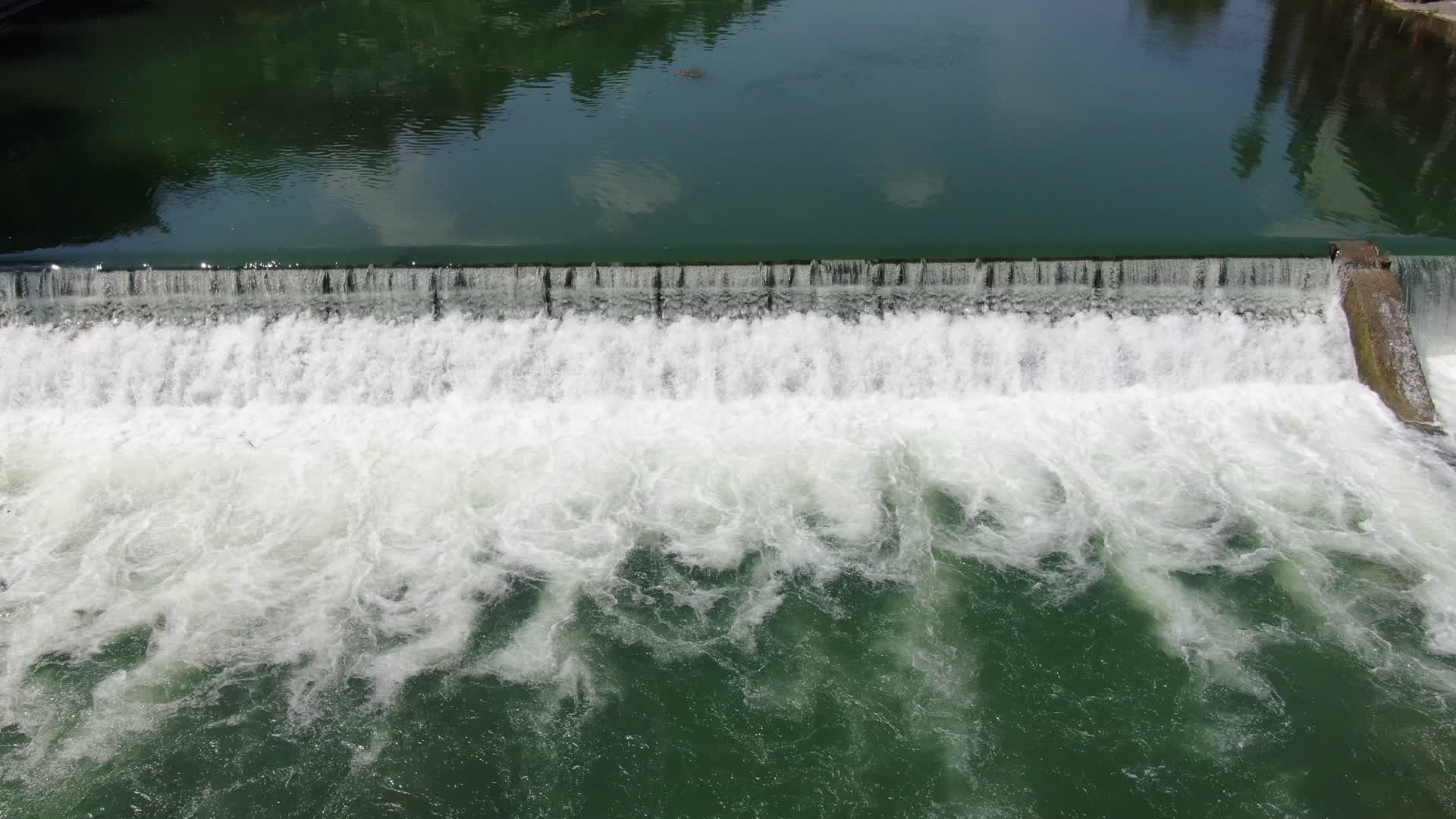 航拍江流瀑布堤坝视频的预览图